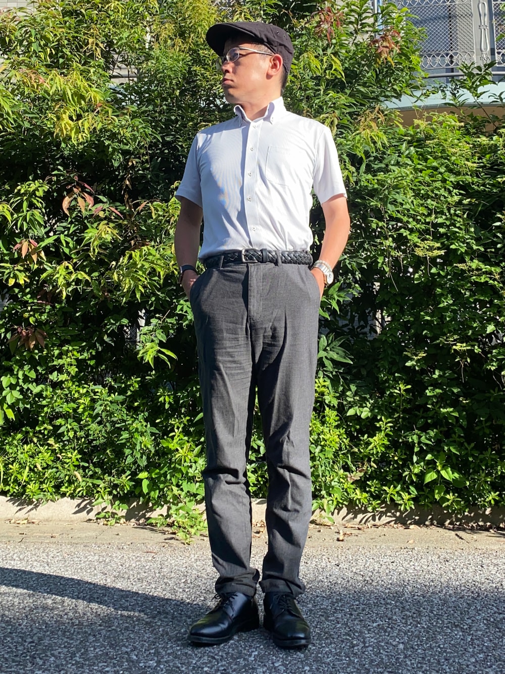 「秋服準備はじめました、お仕事コーデ、通勤コーデ、ビジネスカジュアル、オフィスカジュアル、シャツスタイル、ボタンダウンシャツ、メッシュベルト、チノパン、革靴、プレーントゥ、ハンチング、きれいめカジュアル、差し色、シンプルコーデ」｜「Perfect Suit FActoryの【バイオセンサー/完全ノーアイロン】半袖アイシャツ　ホワイト/サックス/グレー　WEB限定（ビジネスシャツ、グレー系）」を使った、melOnさん（メンズ・173cm）の秋コーディネートの1枚目の写真