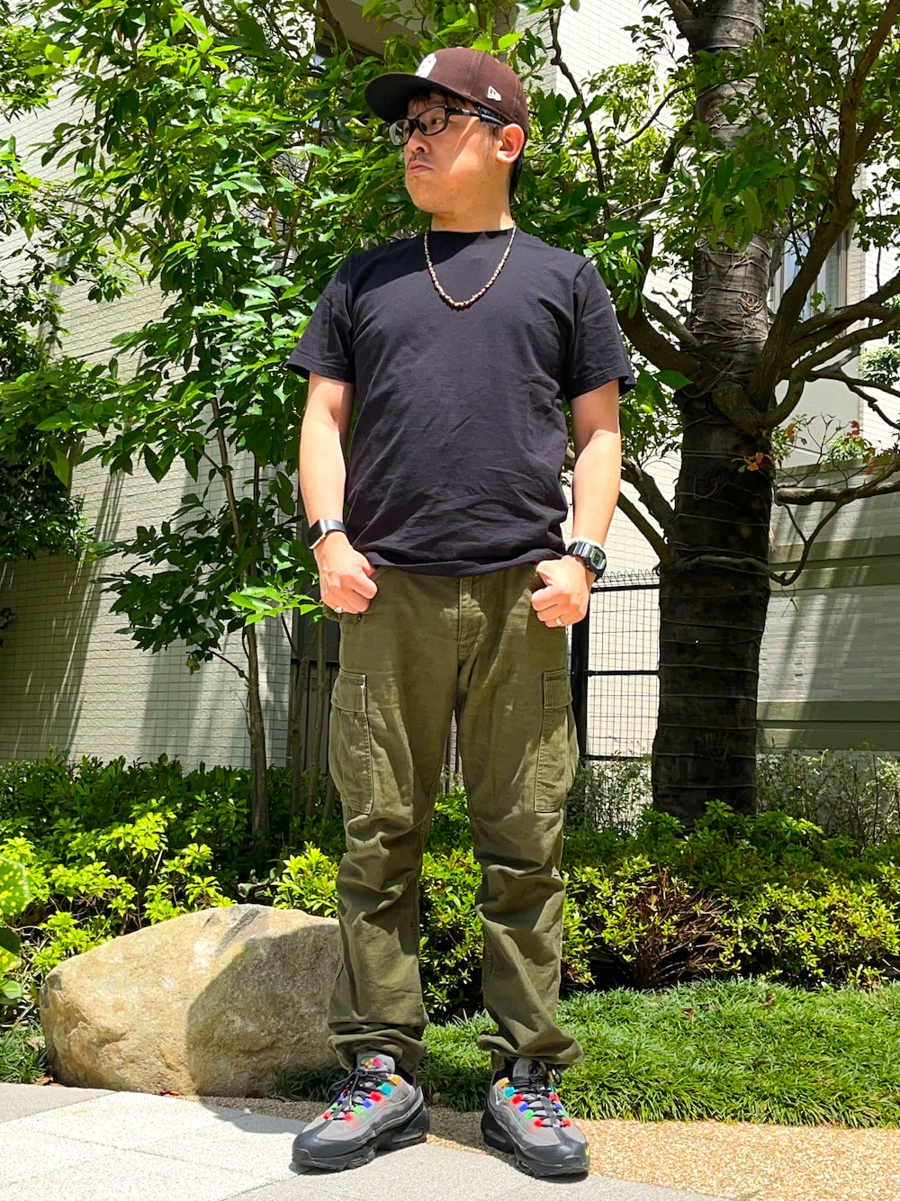 「夏コーデ、カーゴパンツ、スポーツミックス、黒Tシャツ、シンプルコーデ、無地T、スニーカー、エアマックス95、airmax95、古着MIX、ミリタリーMIX、キャップ、ビーズネックレス、ピンキーリング、シルバーアクセサリー」｜「NIKEのナイキ エア マックス 95 EOI メンズシューズ / スニーカー/ Nike Air Max 95 EOI Men's Shoe（スニーカー、グレー系）」を使った、melOnさん（骨格ナチュラル・メンズ・173cm）の夏コーディネートの1枚目の写真