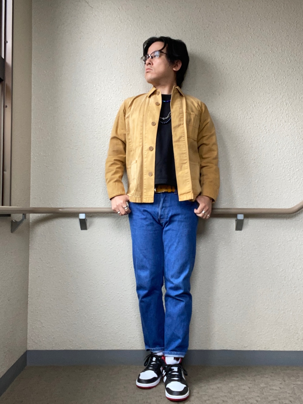 「ニット、アメカジ、jordan1、デニムパンツ、airjordan、シャツジャケット、からし色、エアジョーダン、ビーズネックレス、ストレートデニム、オトナカジュアル、airjordan1、ジョーダン1、秋コーデ、エアジョーダン1」｜「JOURNAL STANDARDのリカバーオーバーCN#（ニット/セーター、ブラック系）」を使った、melOnさん（メンズ・173cm）の秋コーディネートの1枚目の写真