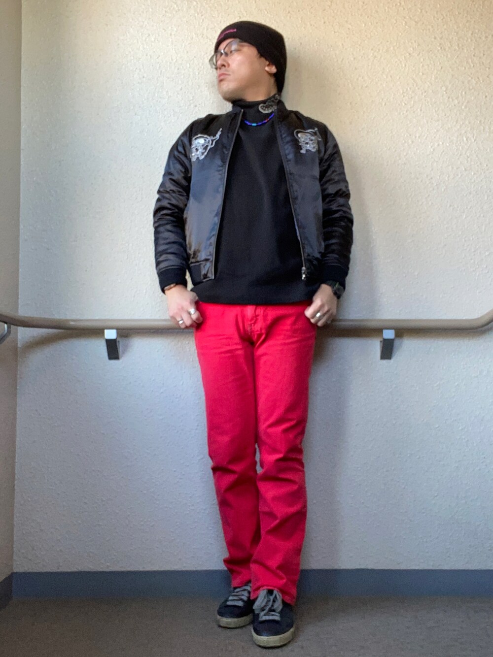 「冬コーデ、ストリート、タートルネック、ブーツカットパンツ、フレアパンツ、カラーパンツ、シンプルコーデ、ビーズネックレス、スカジャン、RHUDE、PUMA、シルバーアクセサリー、きれいめカジュアル、suede、モードストリート」｜「tk.TAKEO KIKUCHIのモクネック刺繍リブプルオーバー（Tシャツ/カットソー、ブラック系）」を使った、melOnさん（メンズ・173cm）の冬コーディネートの1枚目の写真