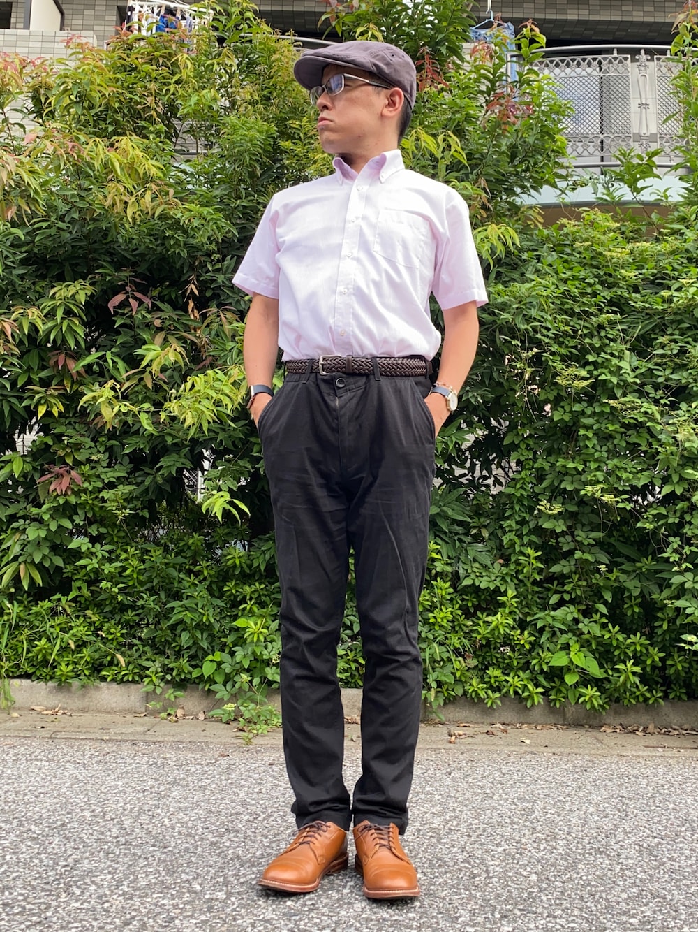 「秋服準備はじめました、通勤コーデ、お仕事コーデ、ビジネスカジュアル、オフィスカジュアル、シャツスタイル、ボタンダウンシャツ、チノパン、革靴、プレーントゥ、メッシュベルト、ハンチング、きれいめカジュアル、暖色コーデ、大人カジュアル」｜「TOKYO SHIRTSの形態安定ノーアイロン ボタンダウン 半袖ビジネスワイシャツ（ビジネスシャツ、ピンク系）」を使った、melOnさん（メンズ・173cm）の秋コーディネートの1枚目の写真