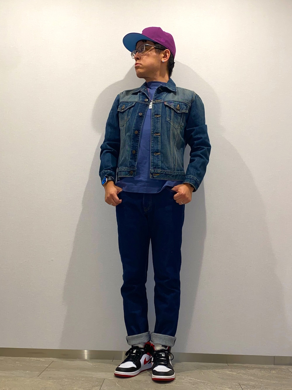 「ファッションを楽しもう、秋冬コーデ、アメカジ、デニムオンデニム、デニムジャケット、ロンT、ミリタリー、古着MIX、ドッグタグ、ストレートデニム、デニムパンツ、jordan1、ジョーダン1、キャップ、ロールアップ」｜「HANESの【別注】 ＜Hanes（ヘインズ）＞ BEEFY-T LONG SLEEVE TEE/ビーフィー（Tシャツ/カットソー、ブルー系）」を使った、melOnさん（メンズ・173cm）の秋コーディネートの1枚目の写真