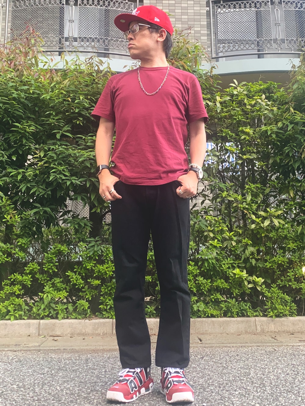「夏コーデ、シンプルコーデ、赤黒コーデ、ストリート、スニーカー、休日スタイル、夏だ！Tシャツ着よう！、古着MIX、モアテン、moreuptempo、黒パンツ、キャップ、デニム、501、UNIQLO U」｜「UNIQLOのクルーネックT（半袖）（Tシャツ/カットソー、レッド系）」を使った、melOnさん（メンズ・173cm）の夏コーディネートの1枚目の写真