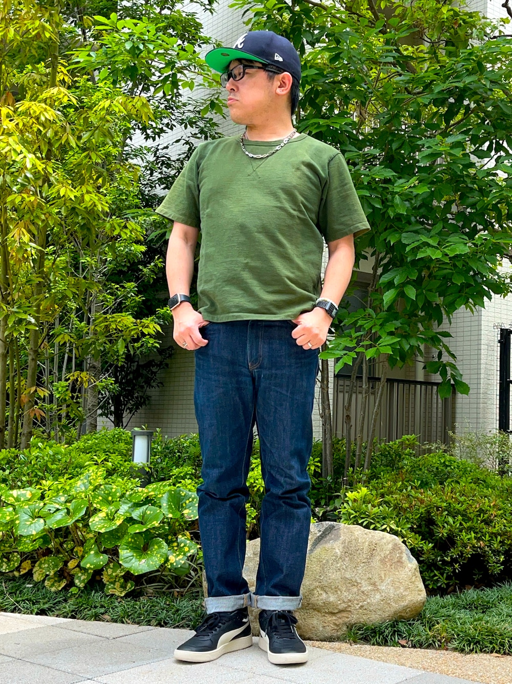「やっぱり帽子が好き、アメカジ、古着MIX、無地T、スウェットT、Tシャツ×デニム、ワイドパンツ、Levi's、ロールアップ、スニーカー、ralph sampson、カスタムキャップ、キャップ、シルバーアクセサリー、チェーンネックレス」｜「PUMAのアイテム（スニーカー、ブラック系）」を使った、melOnさん（骨格ナチュラル・メンズ・173cm）の夏コーディネートの1枚目の写真