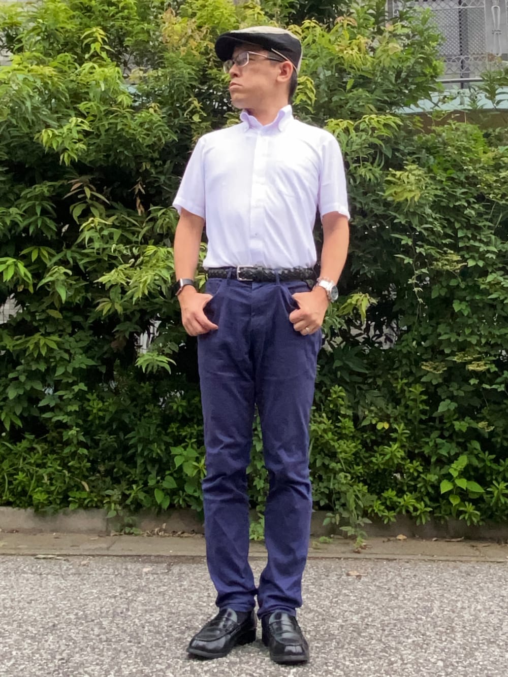 「秋服まるっと大公開、秋コーデ、お仕事コーデ、通勤コーデ、オフィスカジュアル、ビジネスカジュアル、チノパン、シャツスタイル、ボタンダウンシャツ、革靴、ローファー、ハンチング、メッシュベルト、きれいめカジュアル、オトナカジュアル」｜「Perfect Suit FActoryの【抗菌/形態安定】ニット半袖ワイシャツ　ブルー/ピンク（ビジネスシャツ、ピンク系）」を使った、melOnさん（メンズ・173cm）の秋コーディネートの1枚目の写真