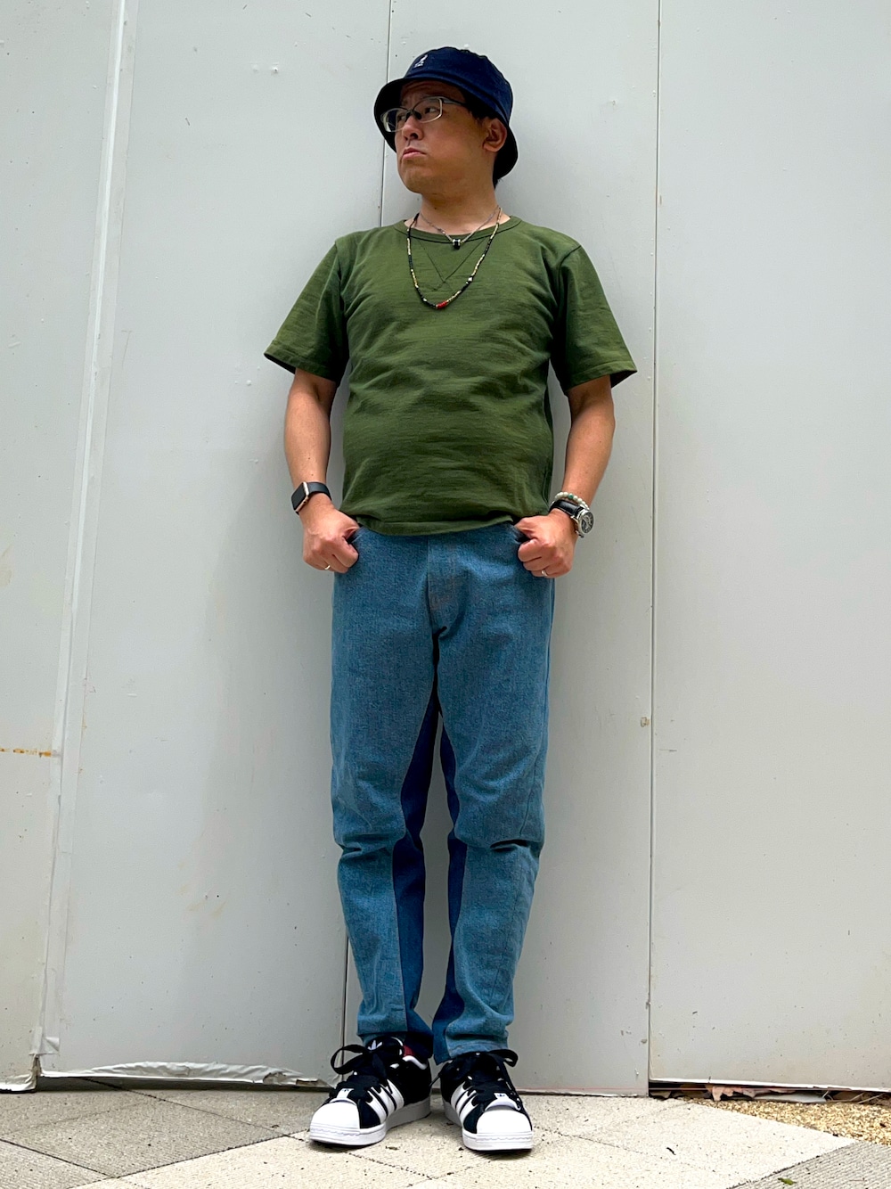 「古着MIX、シンプルコーデ、初夏コーデ、休日スタイル、お出かけコーデ、Tシャツ×デニム、Levi's、無地T、リメイク、スニーカー、スーパースター、superstar、ビーズネックレス、重ね付け、ラフ」｜「JAPAN BLUE JEANSのインレイ スエットTシャツ（半袖）（Tシャツ/カットソー、グリーン系）」を使った、melOnさん（メンズ・173cm）の春コーディネートの1枚目の写真