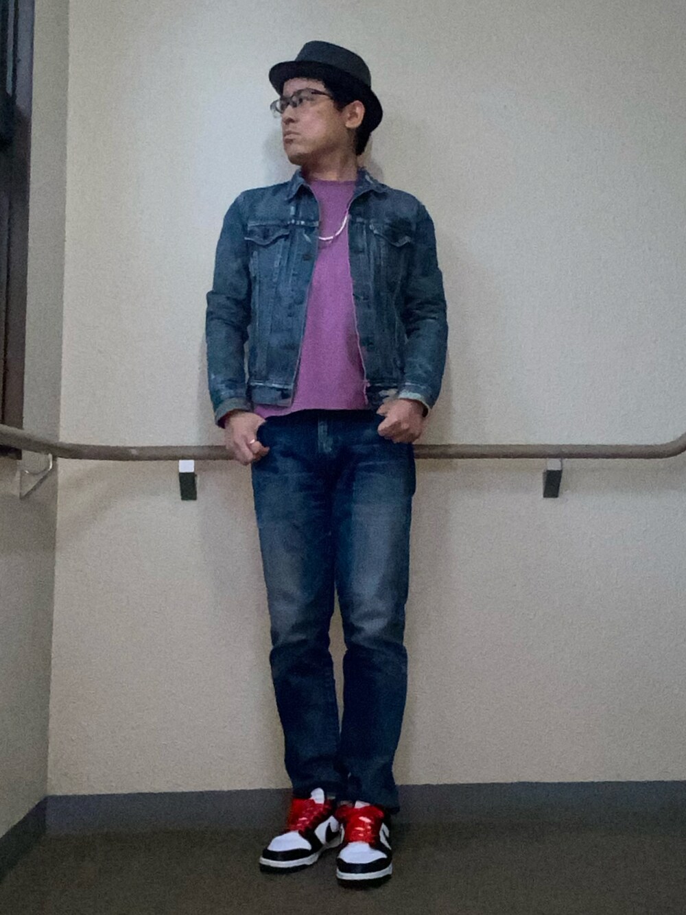 「シンプルコーデ、春コーデ、デニムオンデニム、Levi's、ダメージデニムパンツ、アメカジ、デニムジャケット、dunk、ダンク、アクセじゃら付け、パールネックレス、リメイクジーンズ、スニーカーコーデ、大人カジュアル、カジュアルコーデ」｜「LEVI'S VINTAGE CLOTHINGのアイテム（デニムジャケット、ブルー系）」を使った、melOnさん（メンズ・173cm）の春コーディネートの1枚目の写真