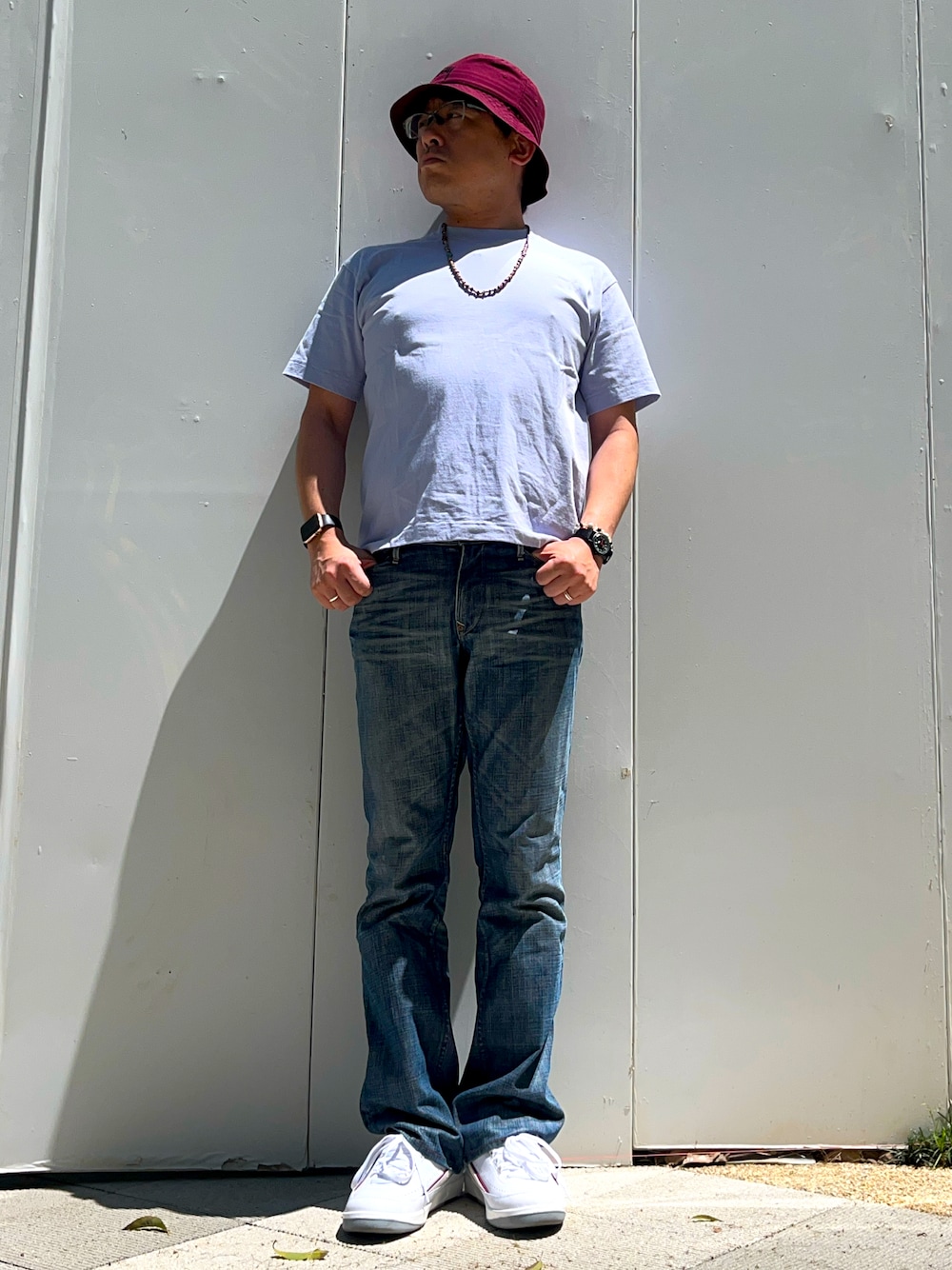 「初夏コーデ、休日スタイル、お出かけコーデ、無地T、Tシャツ×デニム、フレアパンツ、スニーカー、AIR JORDAN、Jordan2、バケットハット、ビーズネックレス、エアジョーダン、シンプルコーデ、淡色コーデ、きれいめカジュアル」｜「HANESの【別注】 ＜Hanes（ヘインズ）＞ BEEFY-T/ビーフィー Tシャツ ◇ ：（Tシャツ/カットソー、パープル系）」を使った、melOnさん（メンズ・173cm）の春コーディネートの1枚目の写真