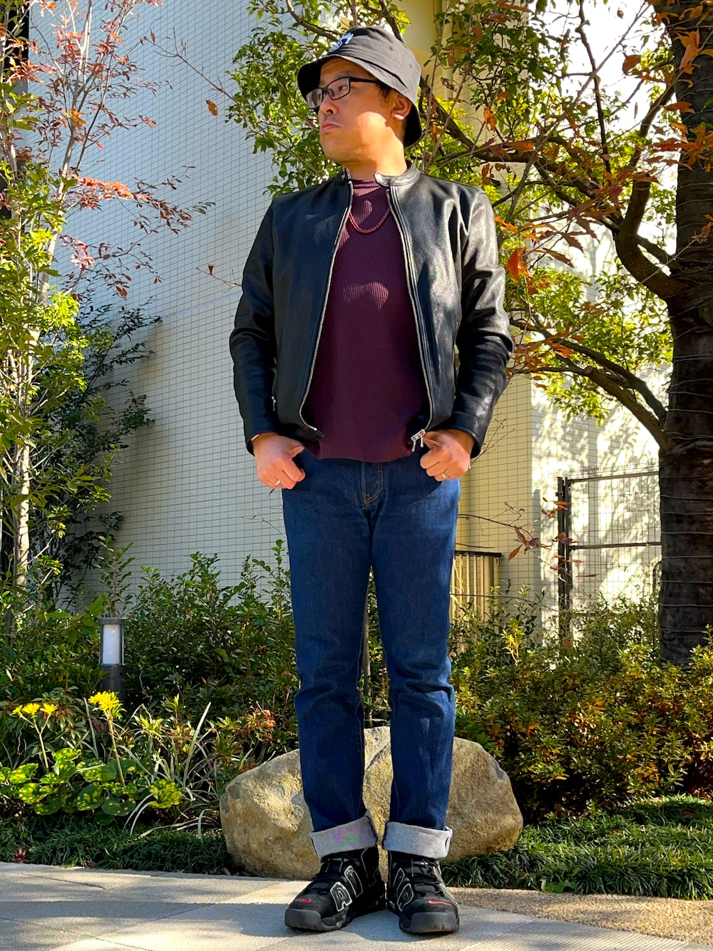 「マイベストコーデ2024、冬コーデ、レザージャケット、ニット、Levi's、501、デニム、ストレートデニム、ロールアップ、スニーカー、モアテン、モアテン男子、バケットハット、チェーンネックレス、シンプルコーデ」｜「NIKEのアイテム（スニーカー、ブラック系）」を使った、melOnさん（メンズ・173cm）の冬コーディネートの1枚目の写真