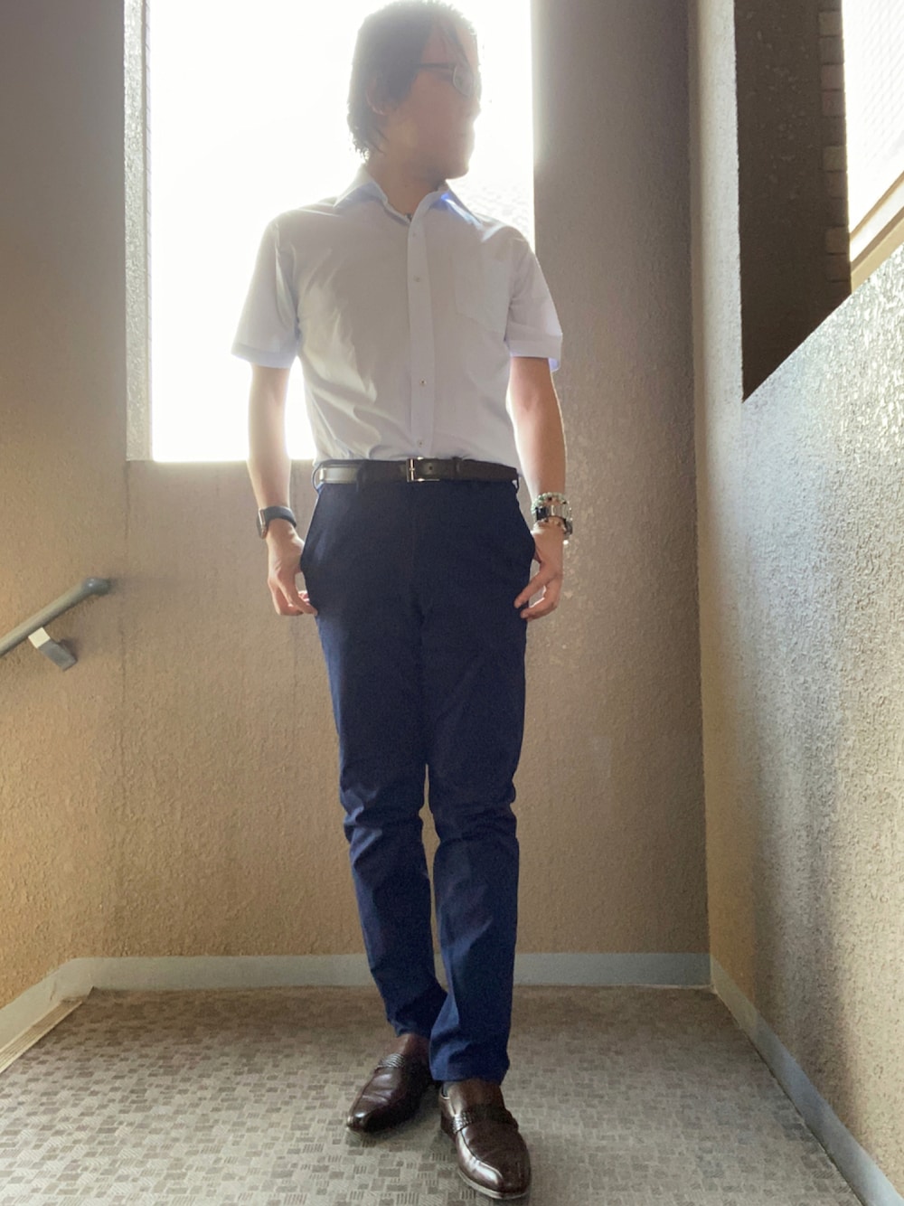 「オフィスカジュアル、オフィススタイル、ビジネススタイル、ビジネスカジュアル、通勤コーデ、夏、晴れ、夏コーデ、ストライプシャツ、ローファー、革靴、ドレスシューズ、チノパン、クロノグラフ、ドレスシャツ」｜「TOKYO SHIRTSの形態安定ノーアイロン レギュラー 半袖ビジネスワイシャツ（ビジネスシャツ、ブルー系）」を使った、melOnさん（メンズ・173cm）の夏コーディネートの1枚目の写真