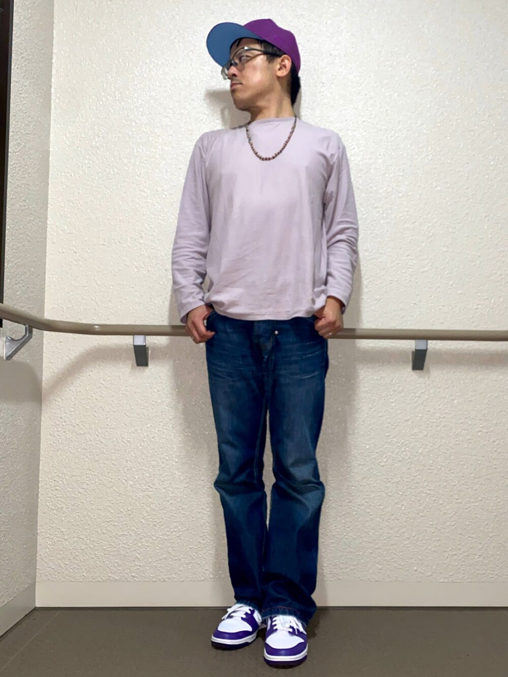「ファッションを楽しもう、秋コーデ、シンプルコーデ、Tシャツ×デニム、ロンT、パープル、デニム、フレアパンツ、スニーカー、ダンク、dunk、キャップ、ビーズネックレス、無地T、ストリート」｜「INHERITのTURFAN ORGANIC ロングスリーブTシャツ（Tシャツ/カットソー、パープル系）」を使った、melOnさん（メンズ・173cm）の秋コーディネートの1枚目の写真