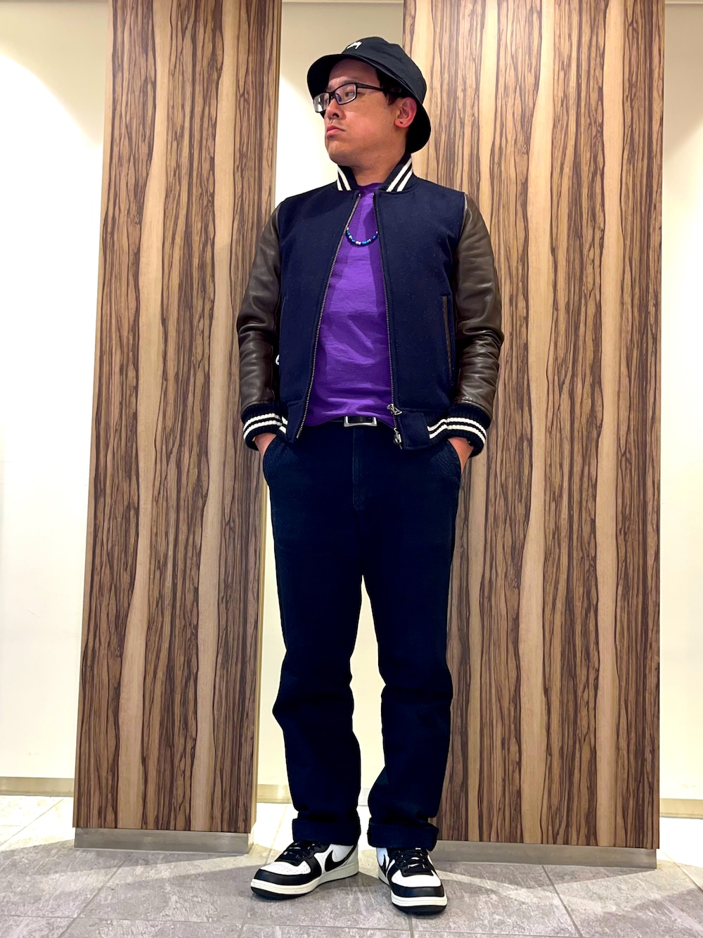 「チョコ色に染まれ、冬コーデ、休日スタイル、お出かけコーデ、スタジャン、ロンT、ワイドパンツ、デニム、ロールアップ、スニーカー、ターミネーター、バケットハット、ビーズネックレス、ストリート、ワントーンコーデ」｜「NIKEのNIKE TERMINATOR LOW PRM FQ8127-030（スニーカー、ホワイト系）」を使った、melOnさん（メンズ・173cm）の冬コーディネートの1枚目の写真