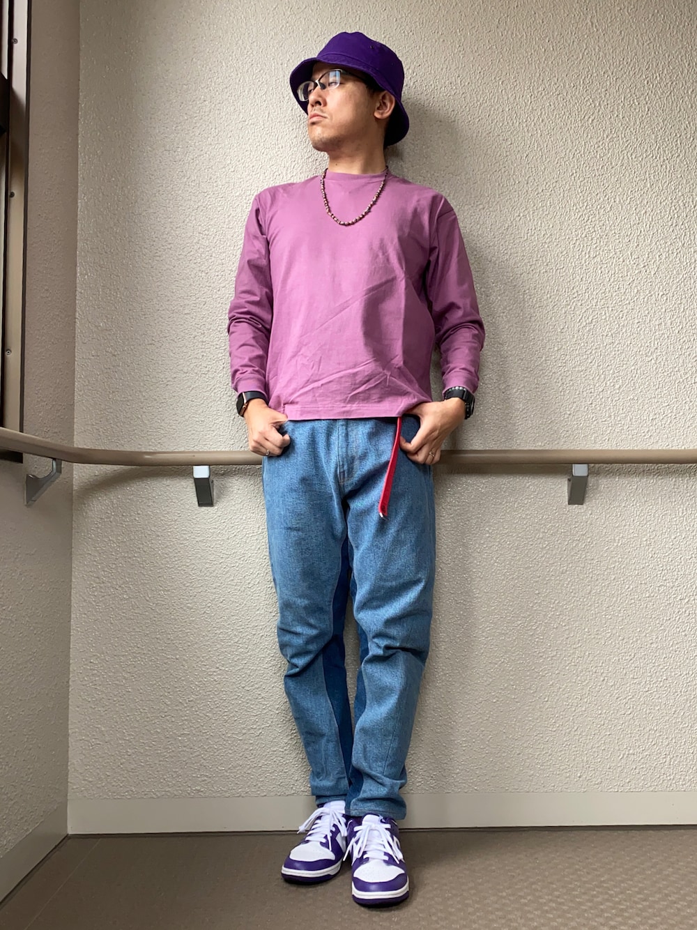 「秋コーデ、休日スタイル、Tシャツ×デニム、ロンT、デニム、ワイドパンツ、Levi's、シンプルコーデ、スニーカー、ダンク、dunk、バケットハット、ビーズネックレス、ベルト垂らし、パープル」｜「HANESの【別注】 ＜Hanes（ヘインズ）＞ BEEFY-T LONG SLEEVE TEE/ビーフィー（Tシャツ/カットソー、パープル系）」を使った、melOnさん（メンズ・173cm）の秋コーディネートの1枚目の写真
