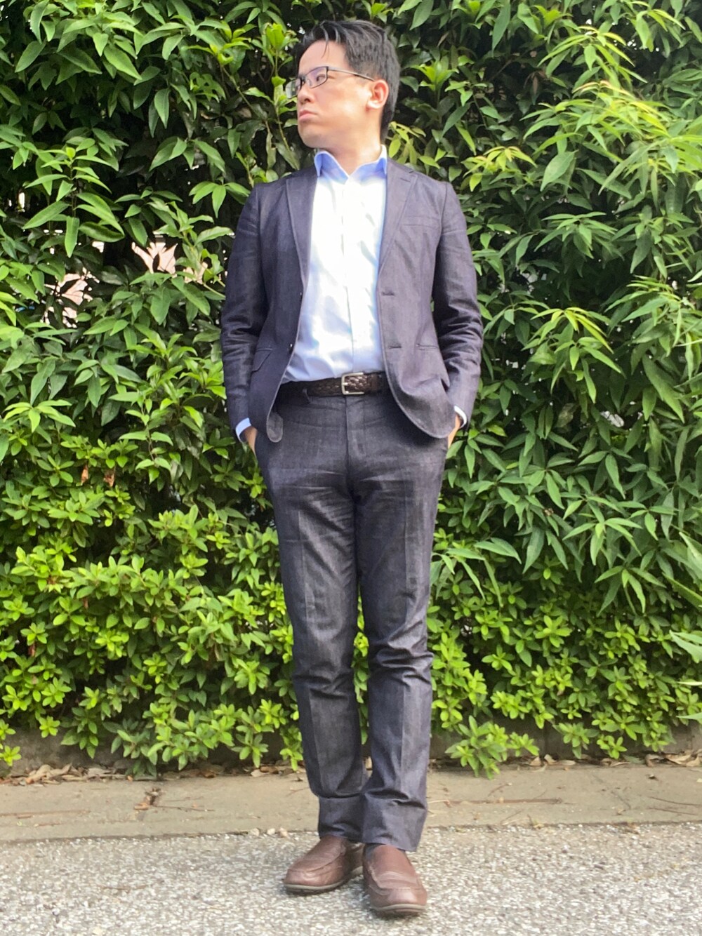 「デニムっていいよね、デニムフェス2022、お仕事コーデ、通勤コーデ、ビジネスカジュアル、オフィスカジュアル、春夏コーデ、スーツスタイル、セットアップ、デニム、デニムオンデニム、スラックス、テーラードジャケット、革靴、スリッポン」｜「Perfect Suit FActoryの【完全ノーアイロン】長袖アイシャツ　スタンダード　サックス（ビジネスシャツ、ブルー系）」を使った、melOnさん（メンズ・173cm）の夏コーディネートの1枚目の写真