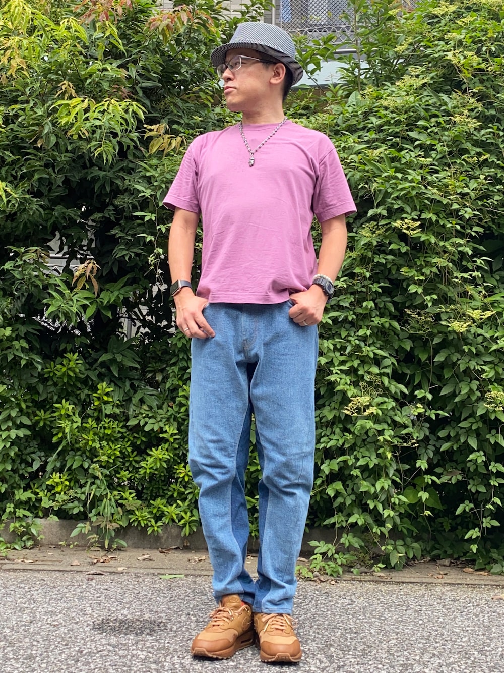 「秋服準備はじめました、Tシャツ×デニム、Levi's、無地T、ワイドパンツ、スニーカー、エアマックス、AIR MAX、エアマックス1、AIRMAX1、中折れハット、チェーンネックレス、キーリング、淡色コーデ、デニムフェス2023」｜「HANESの【別注】 ＜Hanes（ヘインズ）＞ BEEFY-T/ビーフィー Tシャツ ◇ ：（Tシャツ/カットソー、パープル系）」を使った、melOnさん（メンズ・173cm）の秋コーディネートの1枚目の写真