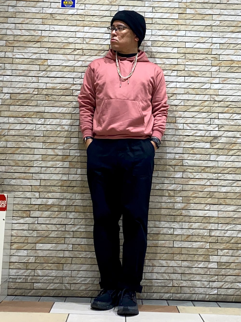 「春コーデ、春服デビュー宣言、フーディー、ビーズネックレス、パールネックレス、アクセじゃら付け、ワイドパンツ、デニム、スニーカー、NMD、ゆるコーデ、ビーニー、シンプルコーデ、ストリート、レイヤードスタイル」｜「DC SHOESの20 BEANIE DOUBLEWACH（ニットキャップ/ビーニー、ブラック系）」を使った、melOnさん（メンズ・173cm）の春コーディネートの1枚目の写真