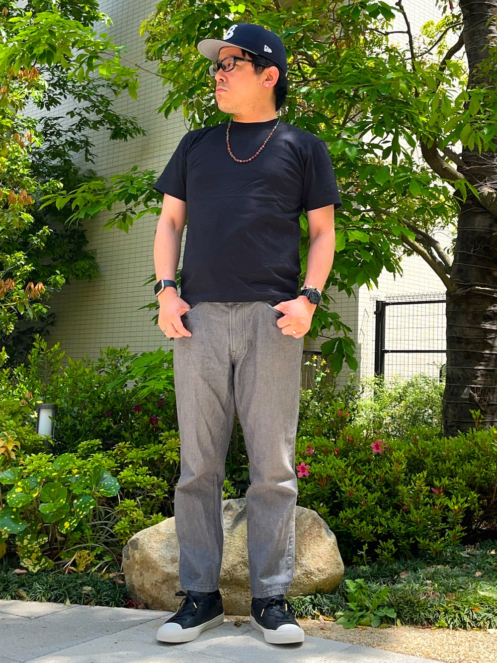 「最近のいい感じコーデ、古着MIX、初夏コーデ、無地T、Tシャツ×デニム、デニム、EDWIN、スニーカー、スケータースタイル、breakstar、キャップ、ビーズネックレス、G-SHOCK、ワントーンコーデ、カラーパンツ」｜「CONVERSEのBREAKSTAR SK SHINPEI UENO OX ＋（スニーカー、ブラック系）」を使った、melOnさん（骨格ストレート・メンズ・173cm）の春コーディネートの1枚目の写真
