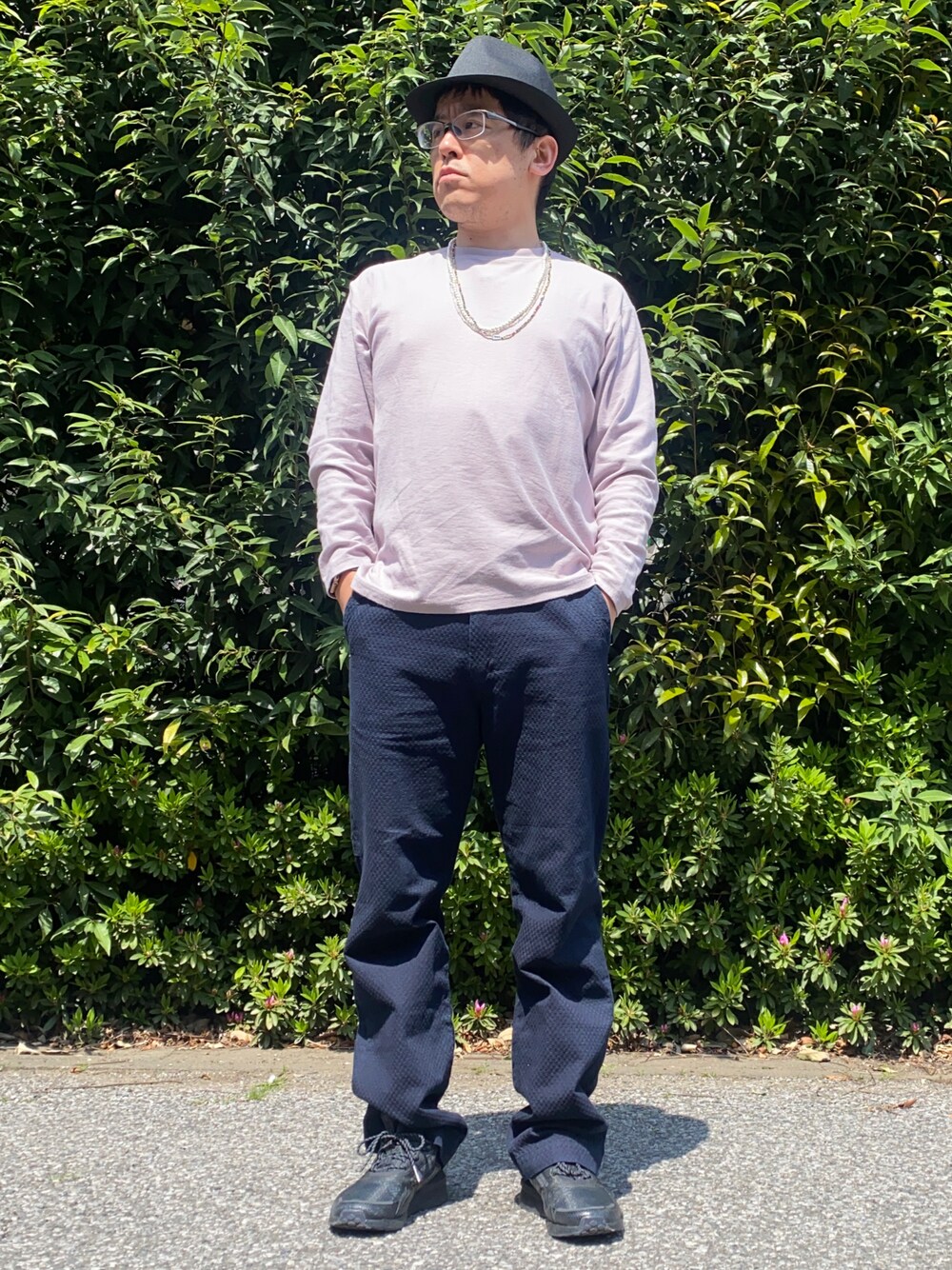 「春コーデ、シンプルコーデ、Tシャツ×デニム、ロンT、刺し子、ワイドパンツ、デニム、スニーカー、NMD、中折れハット、きれいめカジュアル、ノームコア、ビーズネックレス、パールネックレス、アクセじゃら付け」｜「INHERITのTURFAN ORGANIC ロングスリーブTシャツ（Tシャツ/カットソー、パープル系）」を使った、melOnさん（メンズ・173cm）の春コーディネートの1枚目の写真