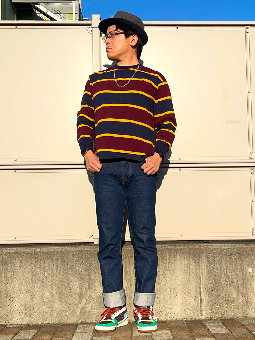 「似合うラボに行こう、春コーデ、休日スタイル、お出かけコーデ、Tシャツ×デニム、ロンT、ボーダー、Levi's、ストレートデニム、ロールアップ、フォーラム、forum、スニーカー、中折れハット、ビーズネックレス」｜「B.C STOCKのラガーボーダーロンT（Tシャツ/カットソー、ブルー系）」を使った、melOnさん（メンズ・173cm）の春コーディネートの1枚目の写真