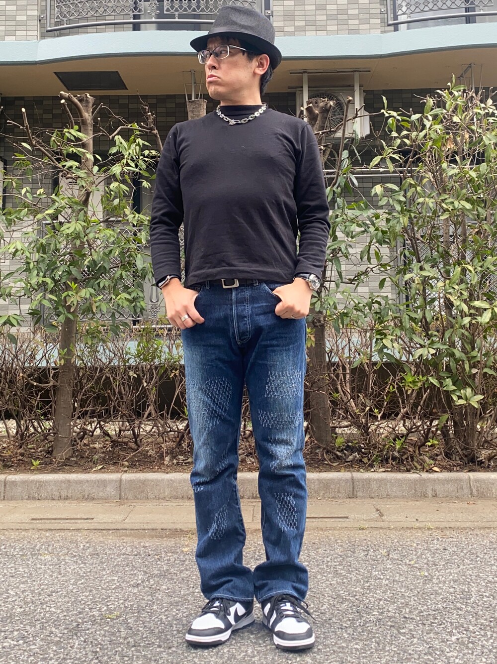 「春夏コーデ、シンプルコーデ、Tシャツ×デニム、ロンT、フレアパンツ、ブーツカットパンツ、ダメージデニムパンツ、ダンク、dunk、中折れハット、チェーンネックレス、休日スタイル、モード、韓国ファッション、モードストリート」｜「THE SHOP TK のbouo 汚さないモックネックプルオーバー（スウェット、ブラック系）」を使った、melOnさん（メンズ・173cm）の春コーディネートの1枚目の写真