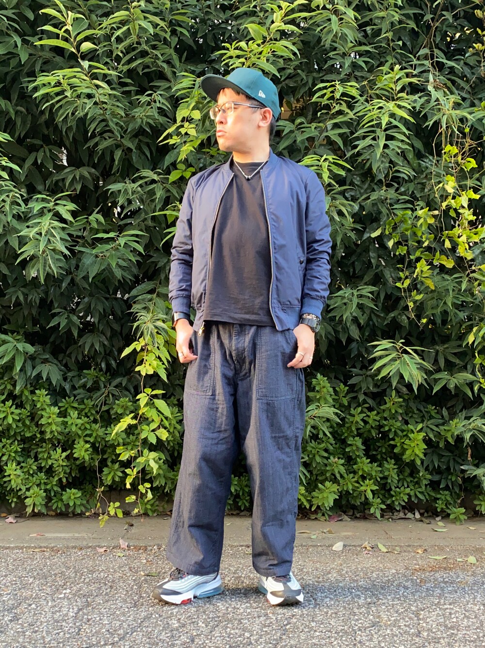 「秋冬コーデ、セットアップ、カジュアルコーデ、デニム、JAPAN BLUE JEANS、コーチジャケット、シンプル、ネイビー、ワイドパンツ、スニーカーコーデ、ストリート、エアマックス、キャップ、リバーシブル、ゆるコーデ」｜「vintage elのアイテム（ブルゾン、ブルー系）」を使った、melOnさん（メンズ・173cm）の秋コーディネートの1枚目の写真