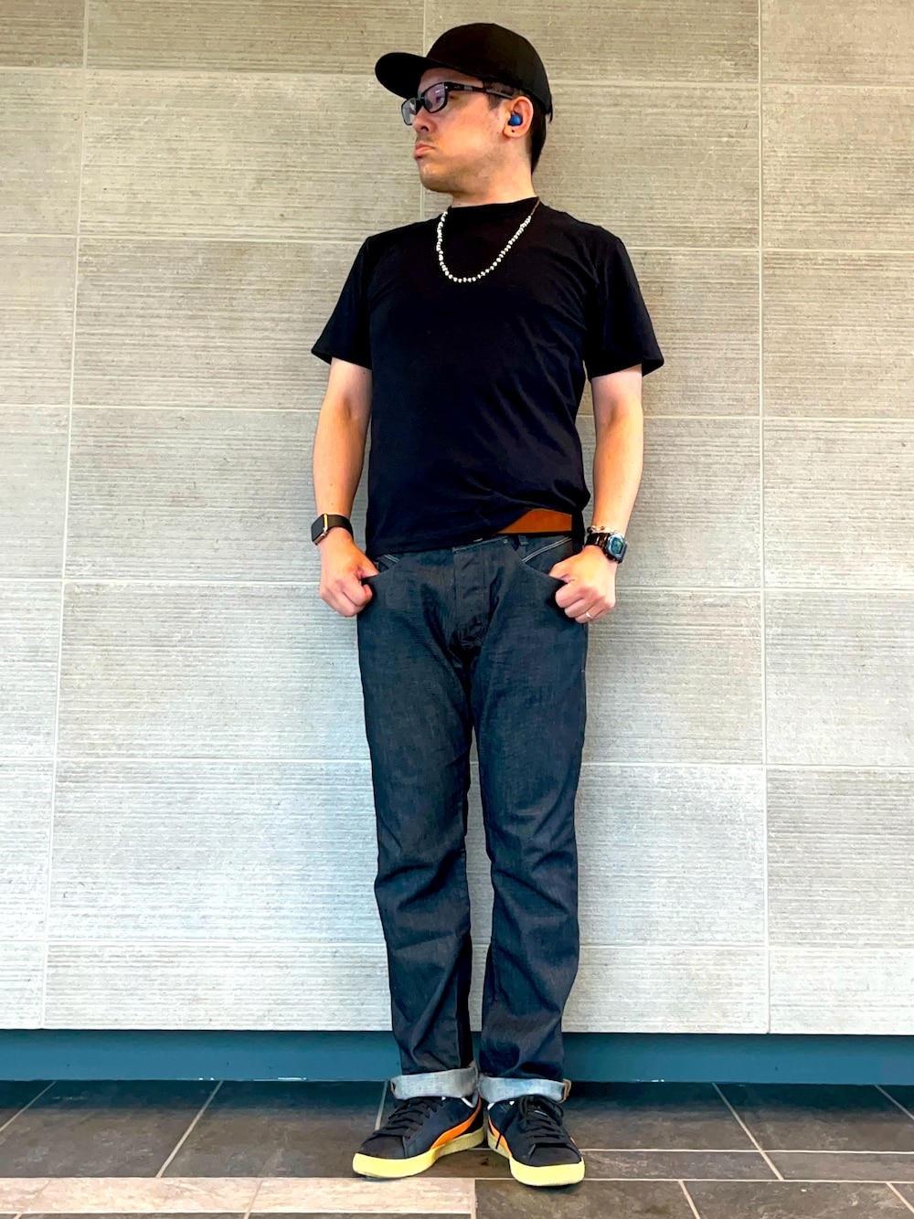 「やっぱり帽子が好き、ワイドパンツ、無地T、黒Tシャツ、デニム、ロールアップ、Levi's、スニーカー、クライド、Clyde、キャップ、ビーズネックレス、シンプル、初夏コーデ、ストリート」｜「PUMAのPUMA プーマ ユニセックス クライド ヴィンテージ スニーカー（スニーカー、ブラック系）」を使った、melOnさん（骨格ナチュラル・メンズ・173cm）の春コーディネートの1枚目の写真