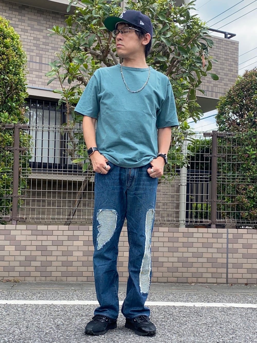 「夏コーデ、無地T、ビックシルエット、ラフコーデ、ダメージデニムパンツ、フレアパンツ、スニーカー、スーパースター、superstar、キャップ、ビーズネックレス、ブルーコーデ、Tシャツ×デニム、きれいめカジュアル、韓国ファッション」｜「green label relaxingのSC FTP リカバリー プレーティング クルーネック Tシャツ カットソー（Tシャツ/カットソー、グリーン系）」を使った、melOnさん（メンズ・173cm）の夏コーディネートの1枚目の写真