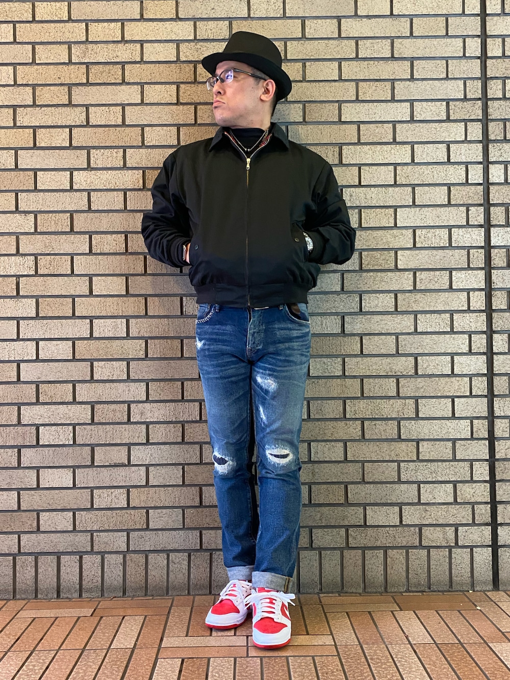 「冬コーデ、休日スタイル、ストリート、中折れハット、ダメージデニムパンツ、デニム、ミリタリージャケット、ダンク、dunk、リングネックレス、ミリタリー、差し色(赤)、スウェット、アメカジ、カラーソックス」｜「MIL-SPECのアイテム（ブルゾン、ブラック系）」を使った、melOnさん（メンズ・173cm）の冬コーディネートの1枚目の写真