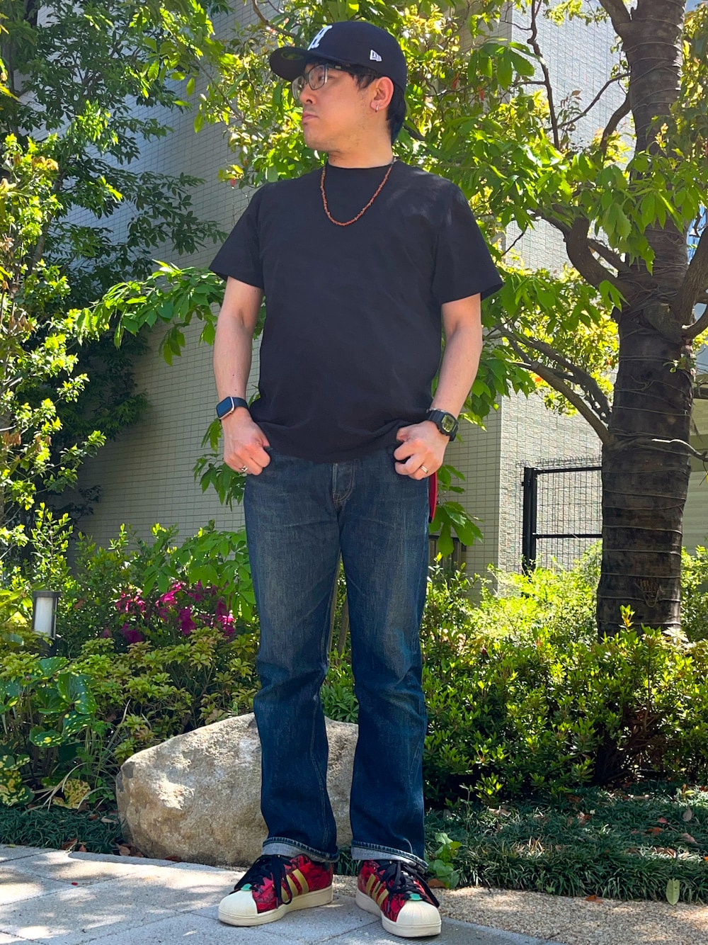 「古着MIX、最近のいい感じコーデ、春夏コーデ、ラフコーデ、スニーカーコーデ、40代ファッション、休日スタイル、お出かけコーデ、無地T、Tシャツ×デニム、スーパースター、superstar、キャップ、ビーズネックレス、デニム」｜「adidasのアイテム（スニーカー、レッド系）」を使った、melOnさん（骨格ストレート・メンズ・173cm）の春コーディネートの1枚目の写真