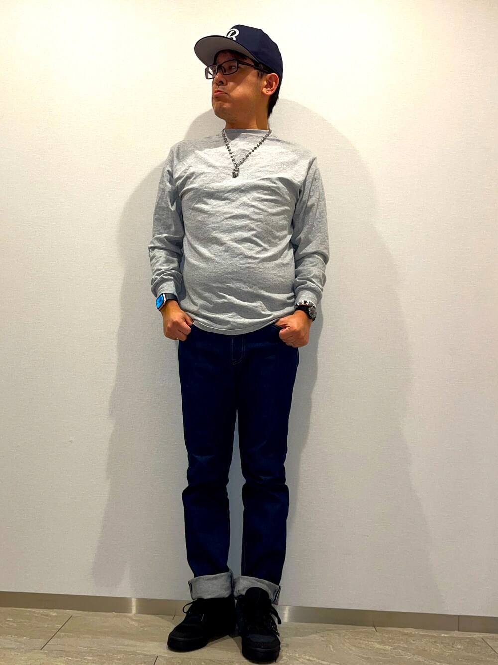 「秋コーデ、シンプル、デニム、無地T、Tシャツ×デニム、ロンT、ストレートデニム、Levi's、ロールアップ、スニーカー、forum、フォーラム、キャップ、ビーズネックレス、アメカジ」｜「adidas Originalsのアイテム（スニーカー、ブラック系）」を使った、melOnさん（メンズ・173cm）の秋コーディネートの1枚目の写真