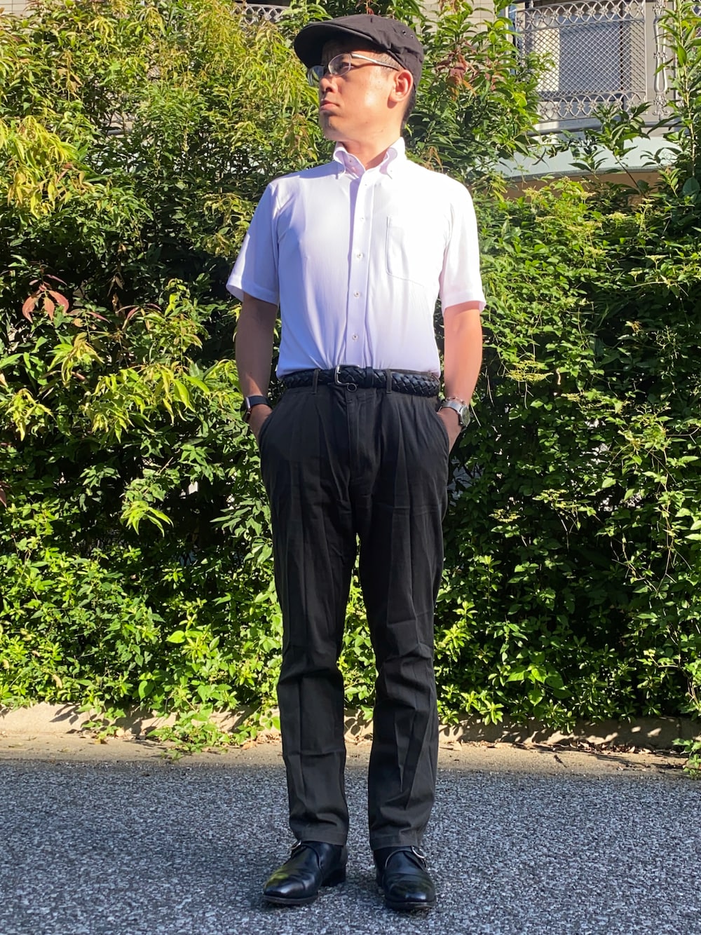 「秋服準備はじめました、オフィスカジュアル、ビジネスカジュアル、通勤コーデ、お仕事コーデ、シャツスタイル、ボタンダウンシャツ、チノパン、革靴、プレーントゥ、モンクストラップ、ハンチング、きれいめカジュアル、オトナカジュアル、メッシュベルト」｜「Perfect Suit FActoryの【抗菌/形態安定】ニット半袖ワイシャツ　ブルー/ピンク（ビジネスシャツ、ピンク系）」を使った、melOnさん（メンズ・173cm）の秋コーディネートの1枚目の写真