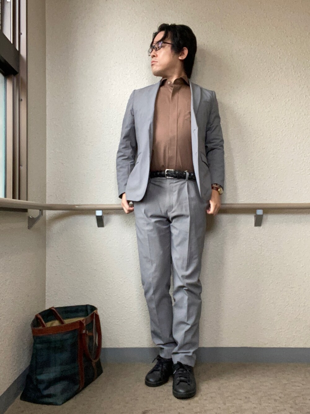 「秋コーデ、ビジネスカジュアル、オフィスカジュアル、スーツスタイル、セットアップ、グレースーツ、メッシュベルト、スタンスミス、stan smith、黒スニーカー、レザートート、トートバッグ、カラーシャツ、アースカラー、スニーカーコーデ」｜「TOKYO SHIRTSの形態安定ノーアイロン ホリゾンタルワイド 長袖ビジネスワイシャツ（ビジネスシャツ、ブラウン系）」を使った、melOnさん（メンズ・173cm）の秋コーディネートの1枚目の写真