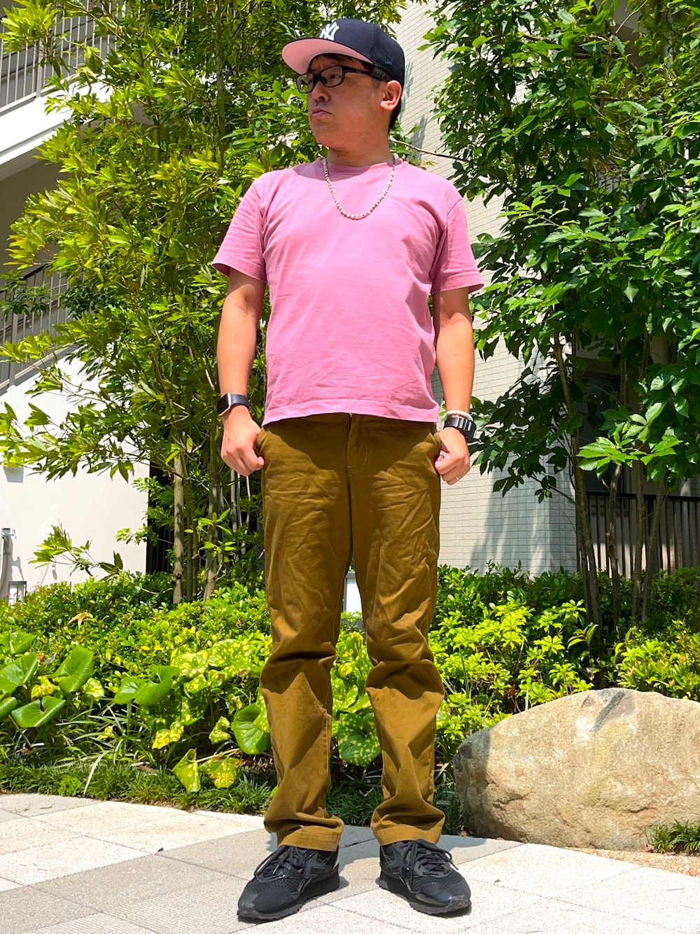 「夏コーデ、夏だ！Tシャツ着よう！、無地T、チノパン、スニーカー、エンジニアードガーメンツ、ENGINEERED GARMENTS、キャップ、ビーズネックレス、シルバーアクセサリー、Levi's、シンプル、きれいめカジュアル、ワイドパンツ、ゆるコーデ」｜「TonyTaizsunのTonyTaizsun/別注オールドビーズネックレス（ネックレス、ホワイト系）」を使った、melOnさん（骨格ナチュラル・メンズ・173cm）の夏コーディネートの1枚目の写真