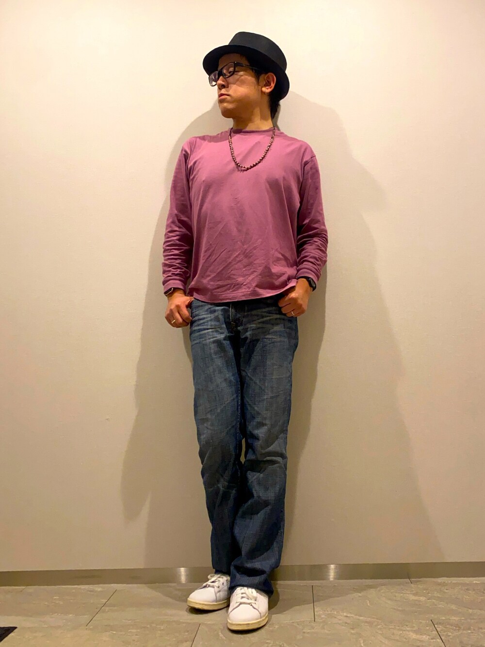 「冬コーデ、シンプルコーデ、ロンT、無地T、ビーズネックレス、中折れハット、デニムパンツ、フレアパンツ、スニーカー、スタンスミス、stan smith、きれいめカジュアル、カジュアルコーデ、メガネ男子、Tシャツ×デニム」｜「HANESの【別注】 ＜Hanes（ヘインズ）＞ BEEFY-T LONG SLEEVE TEE/ビーフィー（Tシャツ/カットソー、パープル系）」を使った、melOnさん（メンズ・173cm）の冬コーディネートの1枚目の写真