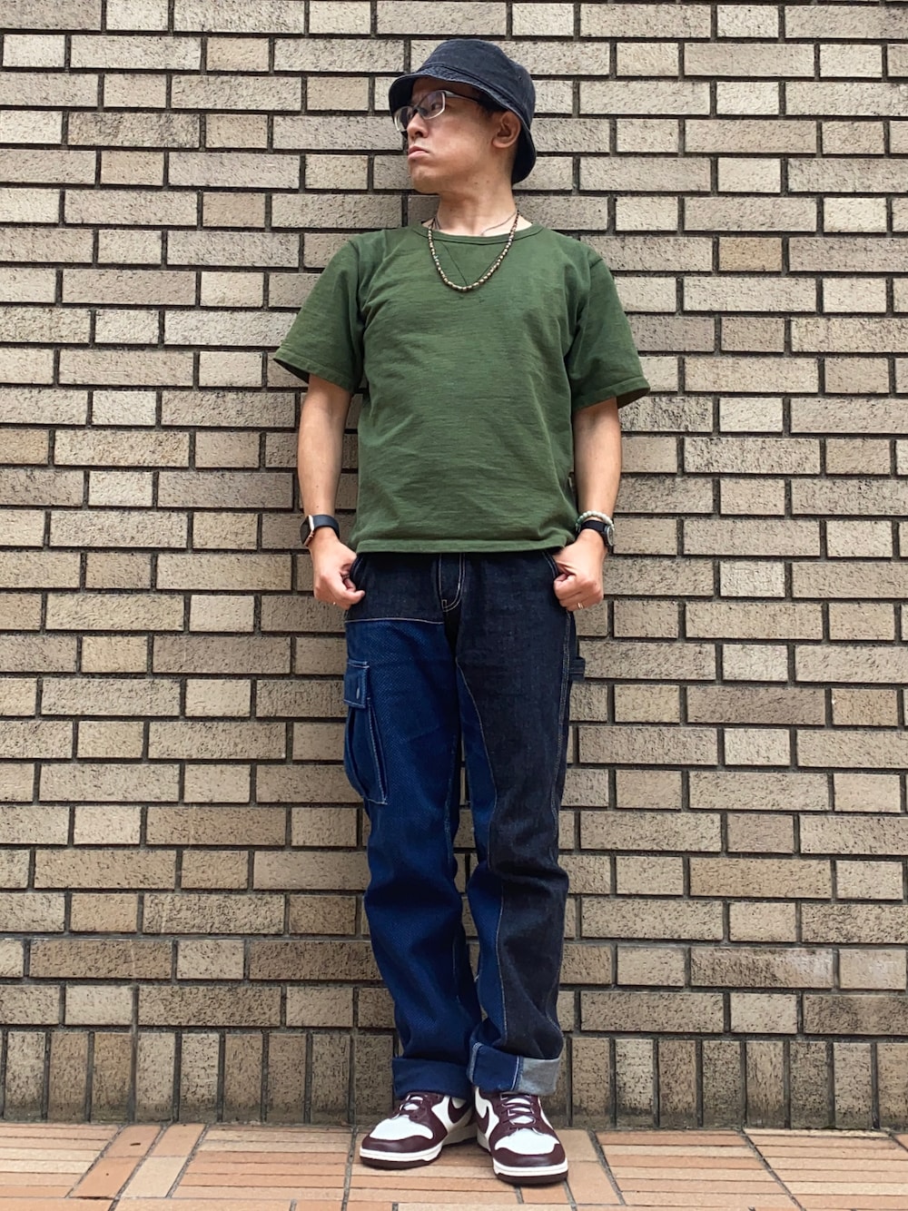 「秋服まるっと大公開、秋コーデ、シンプルコーデ、Tシャツ×デニム、無地T、児島ジーンズ、クレイジーパターン、デニム、ワイドパンツ、ダンク、dunk、バケットハット、スニーカー、休日スタイル、カーゴパンツ」｜「JAPAN BLUE JEANSのインレイ スエットTシャツ（半袖）（Tシャツ/カットソー、グリーン系）」を使った、melOnさん（メンズ・173cm）の秋コーディネートの1枚目の写真
