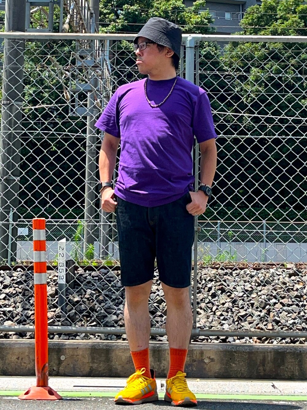 「休日スタイル、夏コーデ、お出かけコーデ、無地T、Tシャツ×デニム、デニム、ハーフパンツ、カラーソックス、スニーカー、ファレル・ウィリアムズ、Pharrell Williams、バケットハット、ビーズネックレス、シンプル、ストリート」｜「adidasのTOKIO SOLAR HU SHOES（スニーカー、その他）」を使った、melOnさん（メンズ・173cm）の夏コーディネートの1枚目の写真