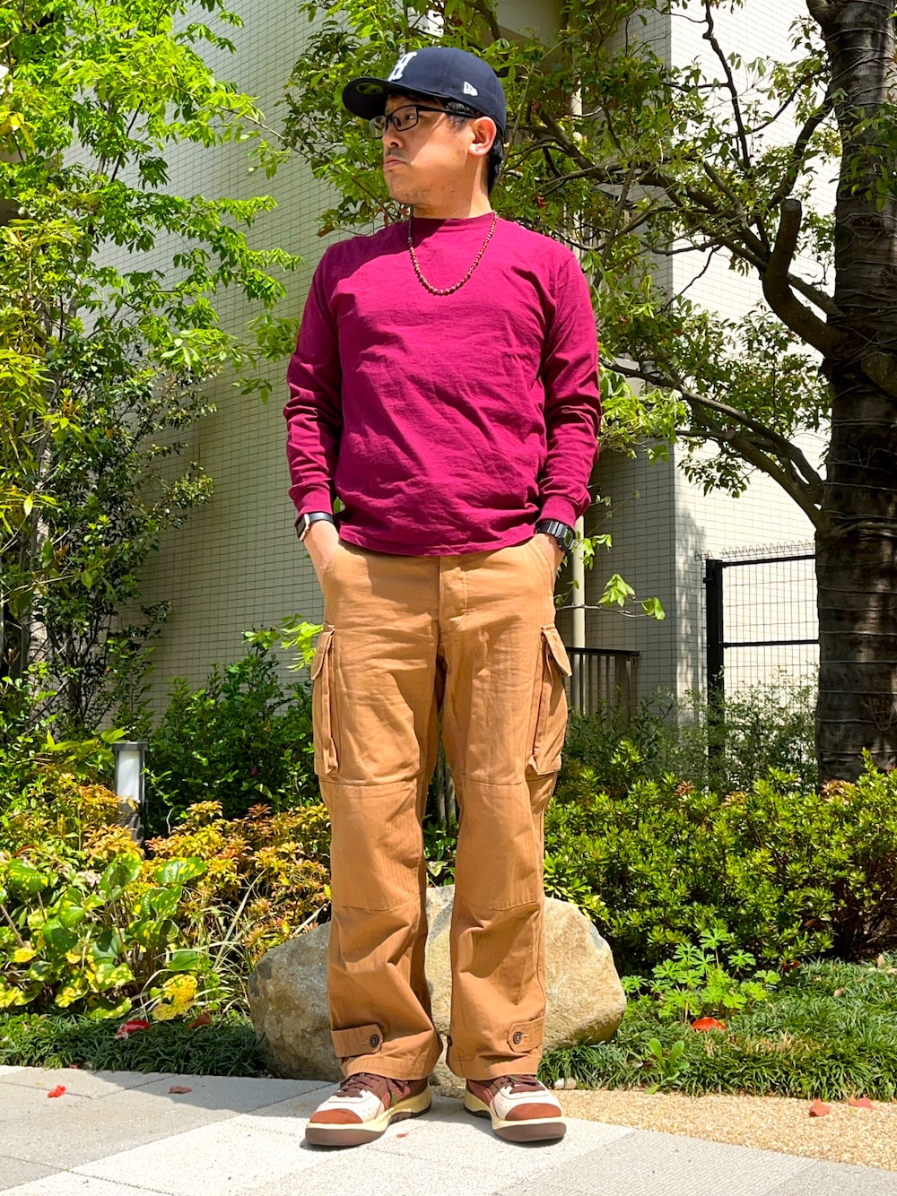 「最近のいい感じコーデ、大人カジュアル、古着MIX、春コーデ、休日スタイル、お出かけコーデ、ロンT、カーゴパンツ、スニーカー、ビーズネックレス、キャップ、GVスペシャル、スケータースタイル、ストリート、メガネ男子」｜「PUMAのアイテム（スニーカー、ブラウン系）」を使った、melOnさん（メンズ・173cm）の春コーディネートの1枚目の写真