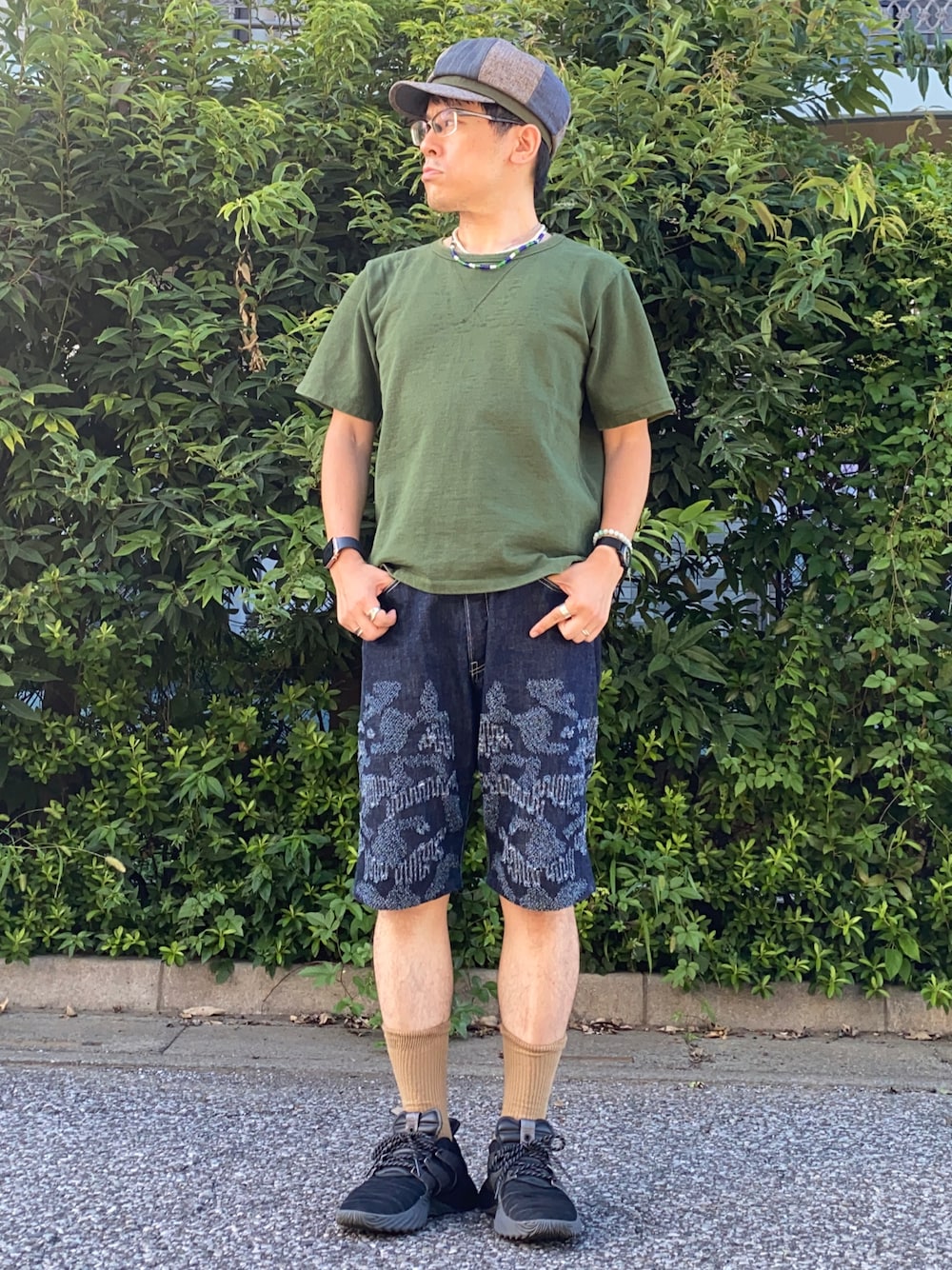 「夏コーデ、秋服準備はじめました、ビーズネックレス、Tシャツ、無地T、Tシャツ×デニム、デニム、ハーフパンツ、デザインデニム、キャスケット、クレイジーパターン、スニーカー、ファレル・ウィリアムズ、Pharrell Williams、シンプルコーデ」｜「JAPAN BLUE JEANSのインレイ スエットTシャツ（半袖）（Tシャツ/カットソー、グリーン系）」を使った、melOnさん（メンズ・173cm）の夏コーディネートの1枚目の写真