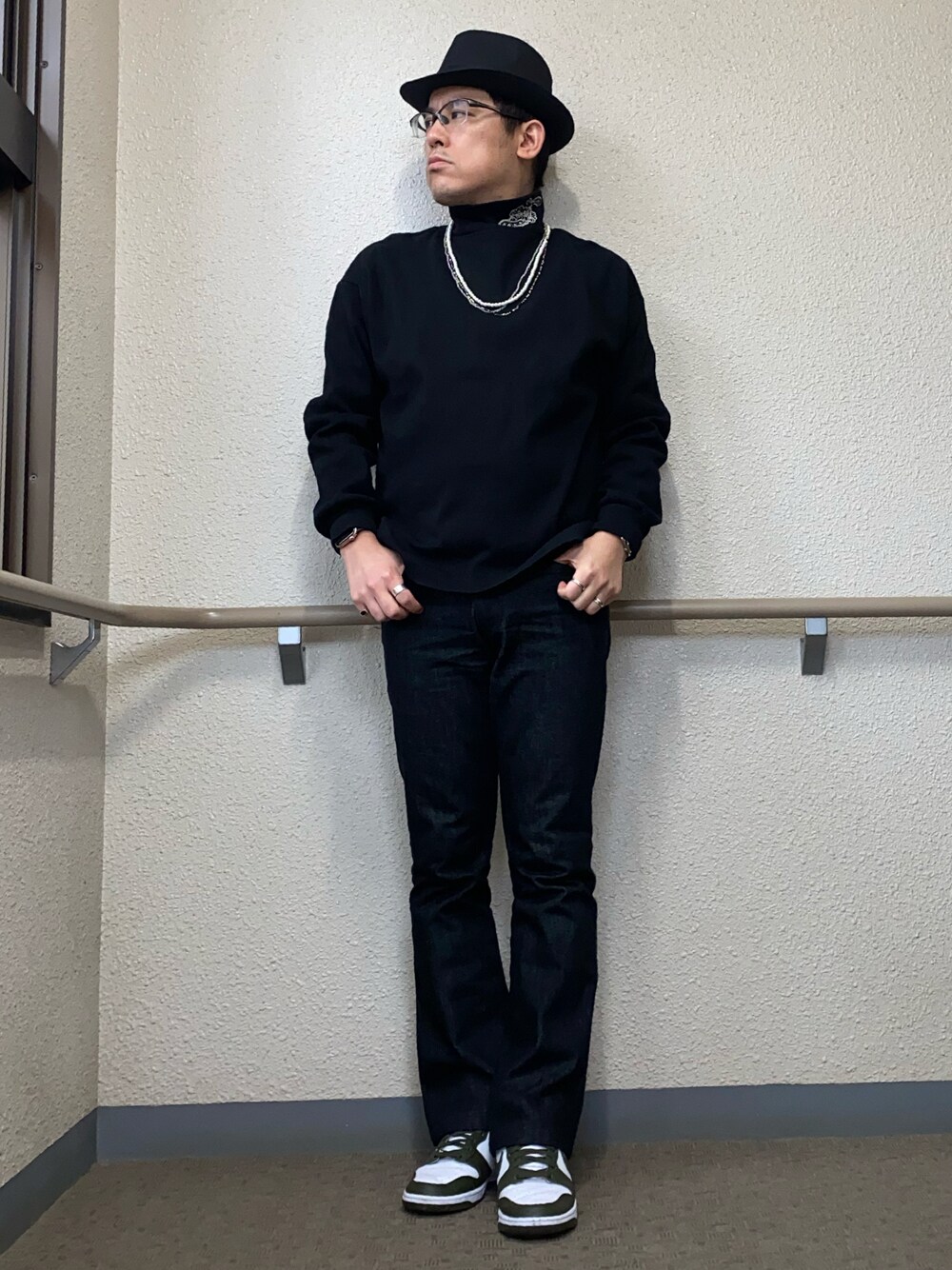 「春コーデ、タートルネック、シンプルコーデ、ワントーンコーデ、中折れハット、カミカゼアタック、KAMIKAZE ATTACK、dunk、ダンク、差し色、ノームコア、オールブラック、きれいめカジュアル、パールネックレス、フレアパンツ」｜「CA4LAのCOMMON CT 3（ハット、ブラック系）」を使った、melOnさん（メンズ・173cm）の春コーディネートの1枚目の写真