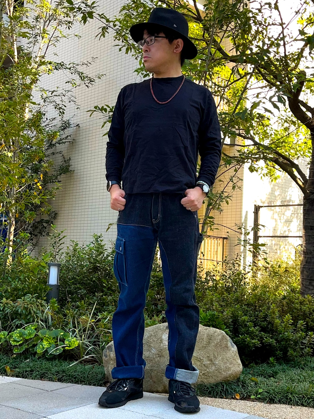 「秋冬コーデ、シンプル、ストリート、カーゴパンツ、ロンT、無地T、スニーカー、ENGINEERED GARMENTS、エンジニアードガーメンツ、デニム、ノームコア、児島ジーンズ、中折れハット、ビーズネックレス、ロールアップ」｜「ReebokのLX 2200　FZ5846（スニーカー、ブラック系）」を使った、melOnさん（メンズ・173cm）の秋コーディネートの1枚目の写真