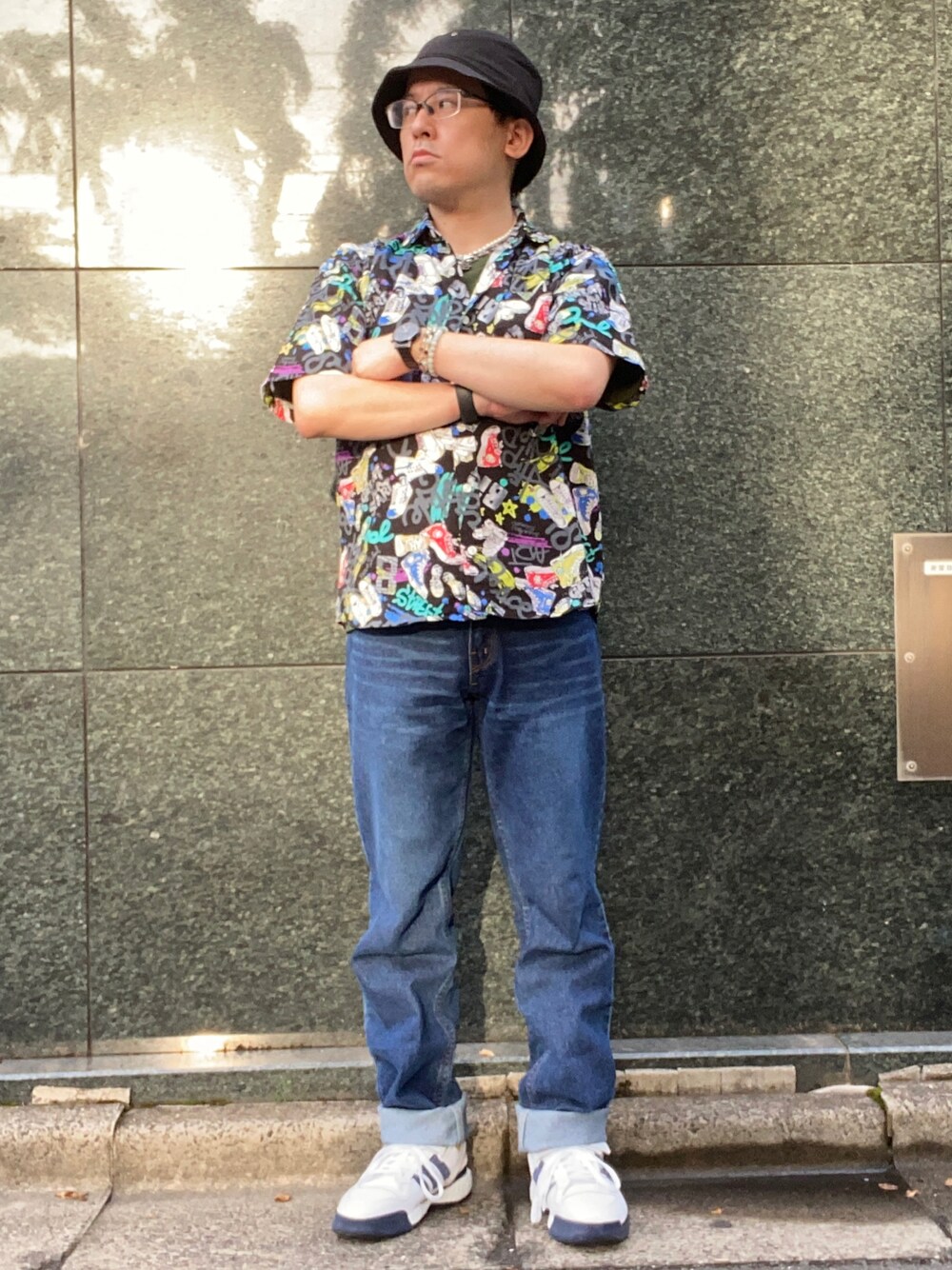 「FUDGEBOYのトラッドスタイル、春夏コーデ、ビッグシルエット、柄シャツ、prison blues、プリズンブルース、パールネックレス、チェーンネックレス、forum、フォーラム、adidas、HUMAN MADE、ストリート、ワイドデニム、バケットハット」｜「vintage elのアイテム（シャツ/ブラウス、その他）」を使った、melOnさん（メンズ・173cm）の春コーディネートの1枚目の写真