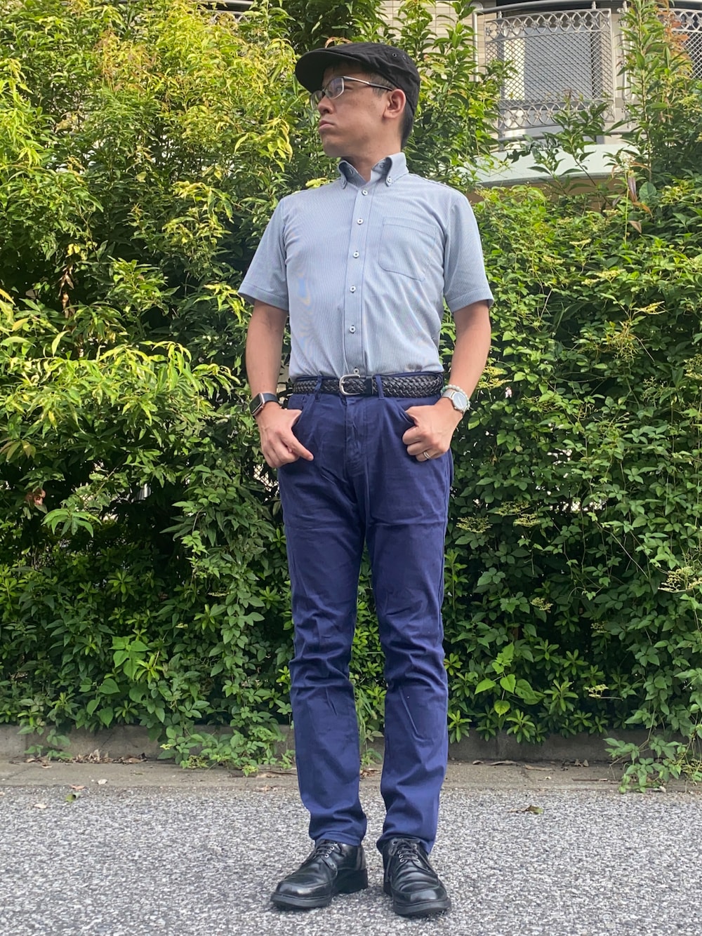 「秋服まるっと大公開、秋服準備はじめました、オフィスカジュアル、ビジネスカジュアル、通勤コーデ、お仕事コーデ、シャツスタイル、ボタンダウンシャツ、チノパン、革靴、ハンチング、メッシュベルト、半袖シャツ、ブルー、ストライプシャツ」｜「Perfect Suit FActoryの【完全ノーアイロン】半袖アイシャツ　アイスライブ　テープ仕様　ネイビー/サックス（ビジネスシャツ、ブルー系）」を使った、melOnさん（メンズ・173cm）の秋コーディネートの1枚目の写真
