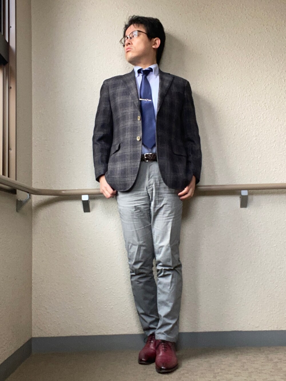 「春コーデ、きれいめカジュアル、通勤コーデ、お仕事コーデ、はじめましてコーデ、ビジネスカジュアル、オフィスカジュアル、ネクタイコーデ、ジャケットスタイル、銀座山形屋、ボタンダウンシャツ、チノパン、革靴、メッシュベルト、プレーントゥ」｜「Perfect Suit FActoryの【形態安定】長袖ワイシャツ　ドビー　サックス（ビジネスシャツ、ブルー系）」を使った、melOnさん（メンズ・173cm）の春コーディネートの1枚目の写真