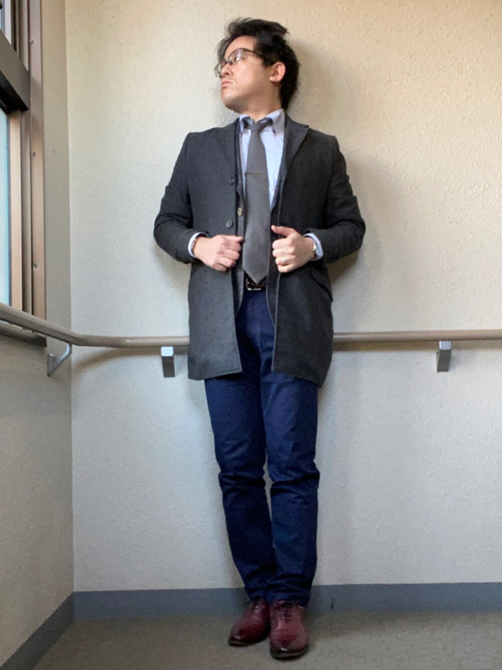 「春コーデ、お仕事コーデ、ジャケットスタイル、通勤コーデ、ビジネスカジュアル、オフィスカジュアル、春服、銀座山形屋、チノパン、メッシュベルト、革靴、プレーントゥ、春色、ネクタイ、差し色」｜「TOKYO SHIRTSの形態安定ノーアイロン マイターボタンダウンカラー 長袖ビジネスワイシャツ（ビジネスシャツ、ブルー系）」を使った、melOnさん（メンズ・173cm）の春コーディネートの1枚目の写真