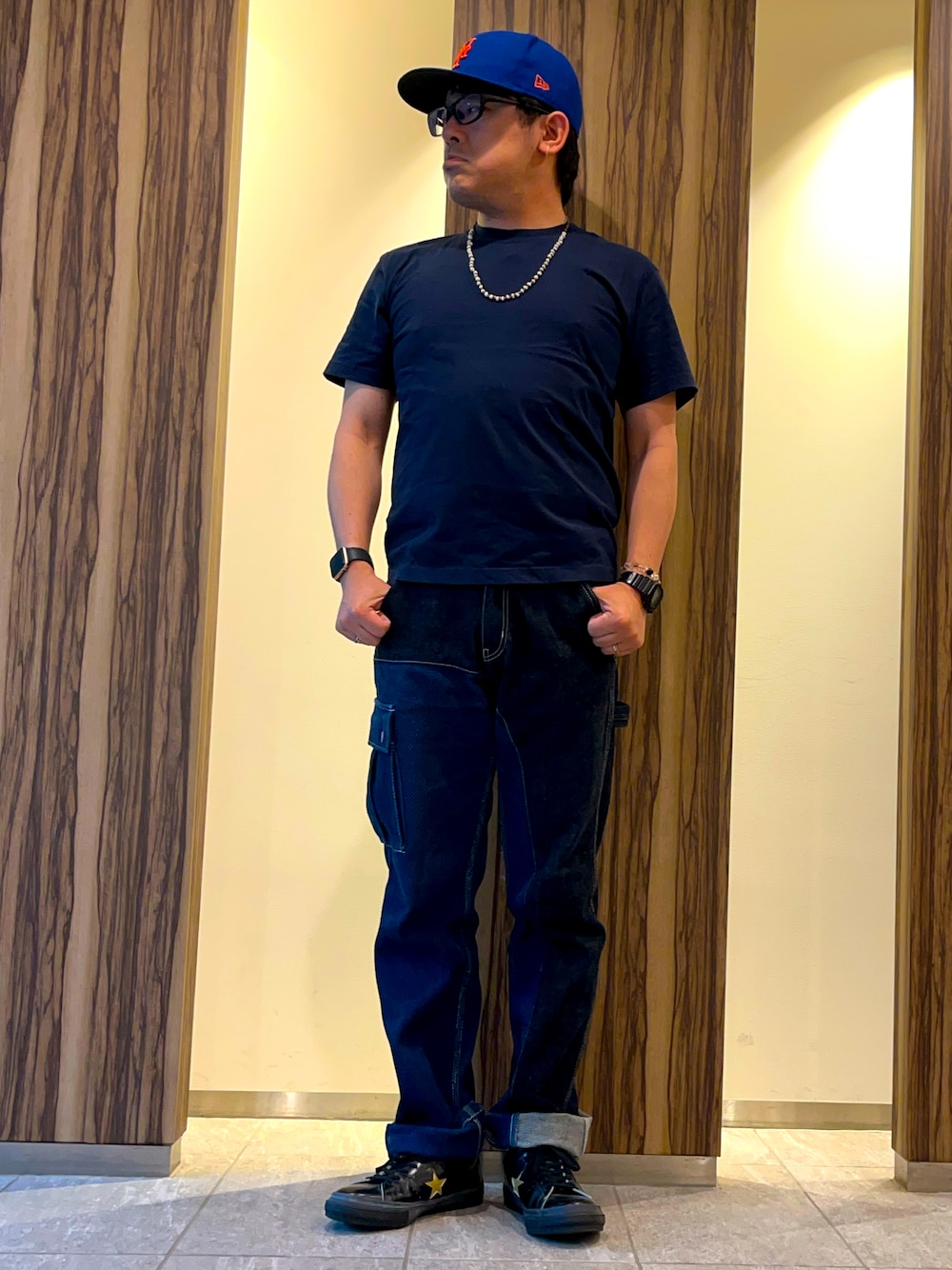 「最近のいい感じコーデ、ワイドパンツ、初夏コーデ、休日スタイル、おでかけコーデ、無地T、Tシャツ×デニム、カーゴパンツ、デニム、クレイジーパターン、ワンスター、スニーカー、キャップ、ロールアップ、ビーズネックレス」｜「CONVERSEのCONVERSE コンバース ワン スター ジャパン / ONE STAR J (ブラック/ゴールド) 35200060（スニーカー、ブラック系）」を使った、melOnさん（骨格ストレート・メンズ・173cm）の春コーディネートの1枚目の写真