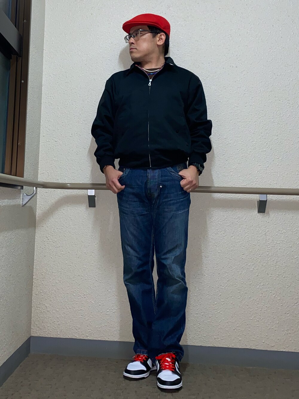 「春コーデ、アメカジ、ミリタリー、ブルゾン、フレアパンツ、ダメージデニムパンツ、ダンク、dunk、スニーカー、ベレー帽、差し色(赤)、パールネックレス、きれいめカジュアル、ミリタリーMIX、トラッド」｜「MIL-SPECのアイテム（ブルゾン、ブラック系）」を使った、melOnさん（メンズ・173cm）の春コーディネートの1枚目の写真