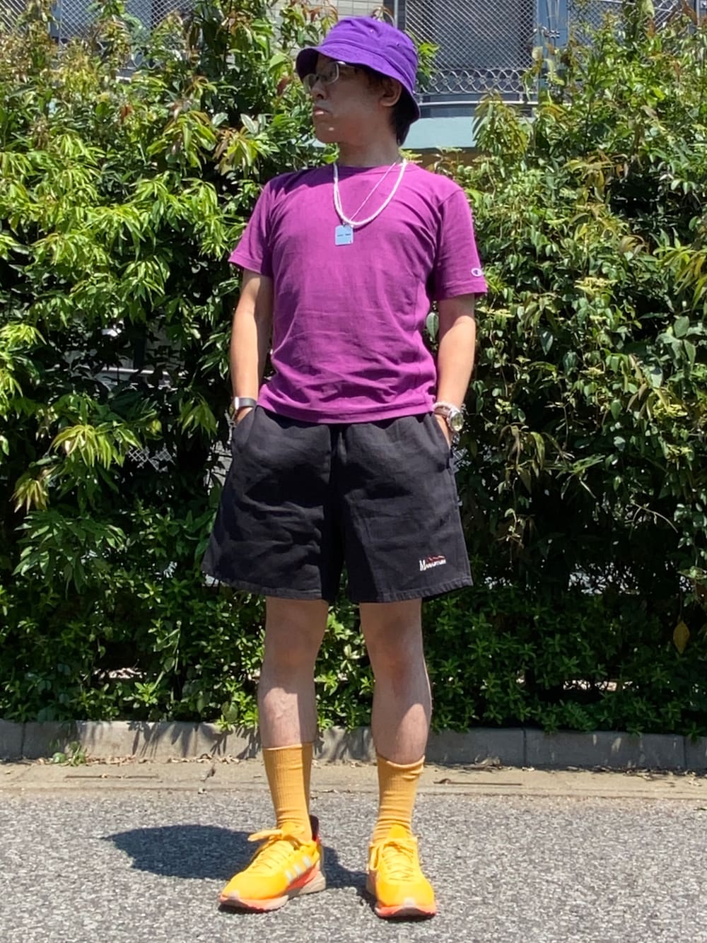 「夏コーデ、お出かけコーデ、ラフコーデ、シンプルコーデ、ミリタリーMIX、Tシャツ×デニム、Tシャツ、ハーフパンツ、デニム、ファレル・ウィリアムズ、ドッグタグ、バケットハット、パープルコーデ、パールネックレス、無地T」｜「ChampionのChampion　T1011 US T-SHIRTS（Tシャツ/カットソー、パープル系）」を使った、melOnさん（メンズ・173cm）の夏コーディネートの1枚目の写真