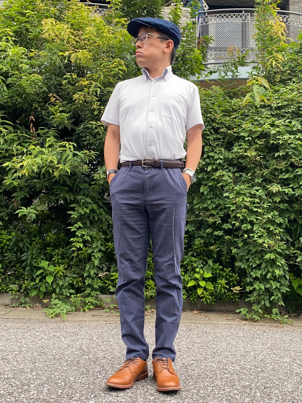 「秋コーデ、秋服まるっと大公開、通勤コーデ、お仕事コーデ、シャツスタイル、ビジネスカジュアル、オフィスカジュアル、ボタンダウンシャツ、チノパン、革靴、プレーントゥ、ハンチング、メッシュベルト、きれいめカジュアル、大人カジュアル」｜「Perfect Suit FActoryの【バイオセンサー/完全ノーアイロン】半袖アイシャツ　ホワイト/サックス/グレー　WEB限定（ビジネスシャツ、グレー系）」を使った、melOnさん（メンズ・173cm）の秋コーディネートの1枚目の写真