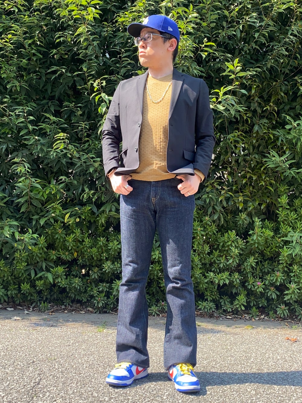 「ジャケットスタイル、ジャケパン、フレアパンツ、JAPAN BLUE JEANS、ダンク、dunk、スニーカーコーデ、キャップ、テーラードジャケット、きれいめカジュアル、大人カジュアル、メッシュベルト、パールネックレス、シンプルコーデ、スポーツミックス」｜「TAKEO KIKUCHIの【Sサイズ～】紗綾型柄リンクス　Vネック プルオーバー（Tシャツ/カットソー、ブラウン系）」を使った、melOnさん（メンズ・173cm）の春コーディネートの1枚目の写真