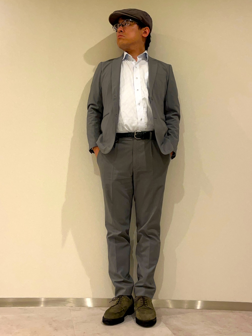 「初夏コーデ、通勤コーデ、お仕事コーデ、オフィスカジュアル、ビジネスカジュアル、スーツスタイル、セットアップ、グレー、シャツスタイル、革靴、スエード、ベレー帽、大人カジュアル、シンプル、ootd」｜「TOKYO SHIRTSの形態安定ノーアイロン マイターボタンダウン 長袖ビジネスワイシャツ（ビジネスシャツ、ブルー系）」を使った、melOnさん（メンズ・173cm）の春コーディネートの1枚目の写真